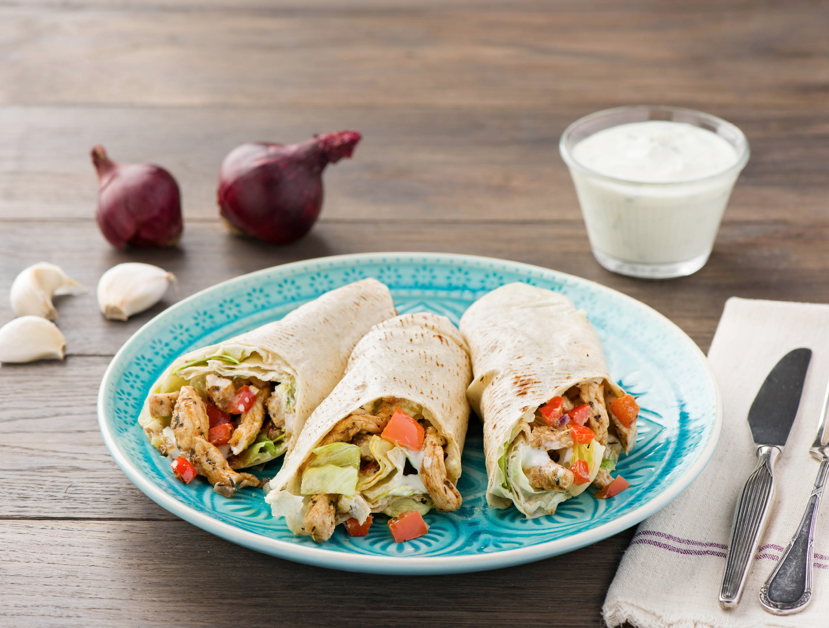Varkenshaasgyros met platbrood en zelfgemaakte tzatziki