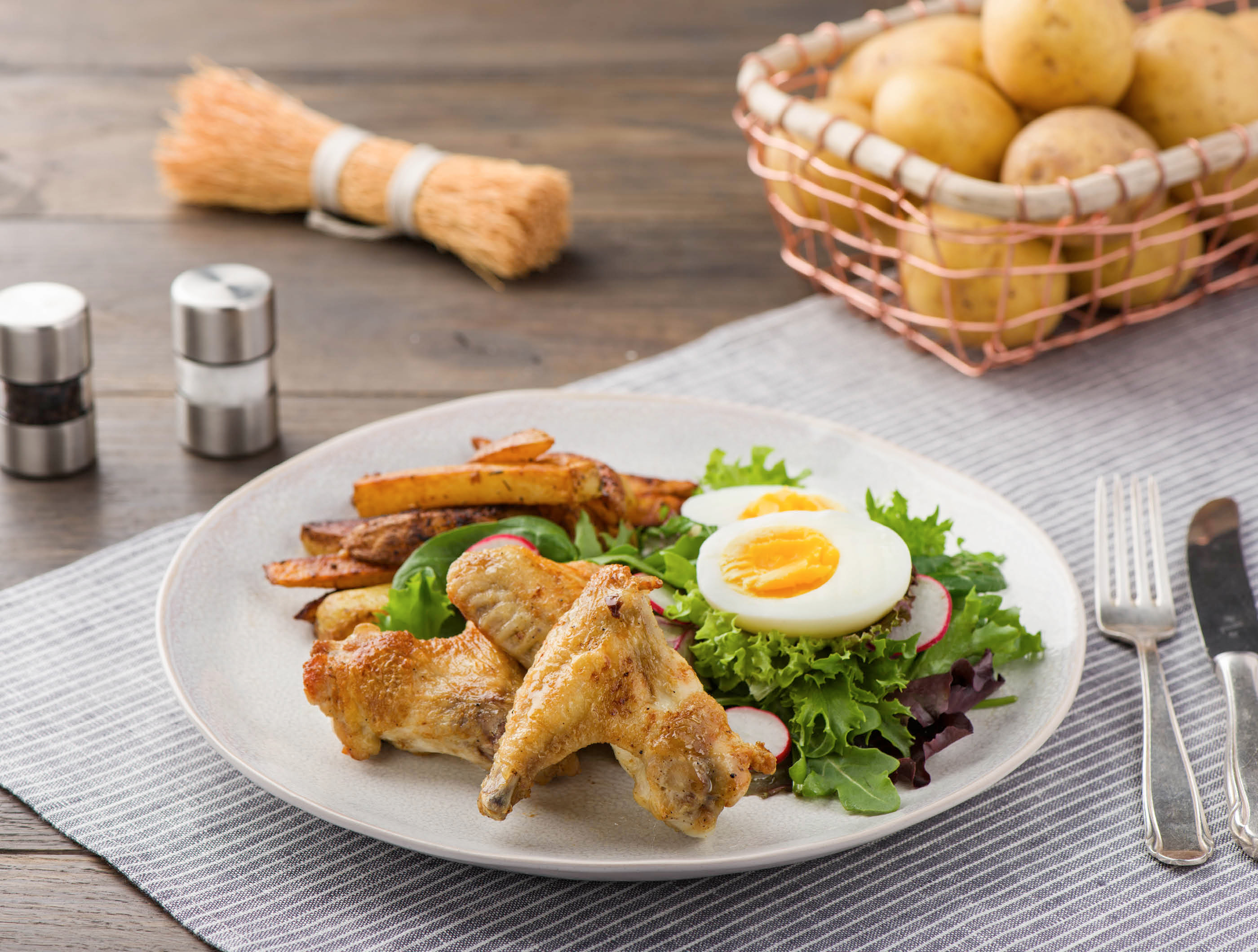 Kippenvleugels met ovenfriet en frisse salade