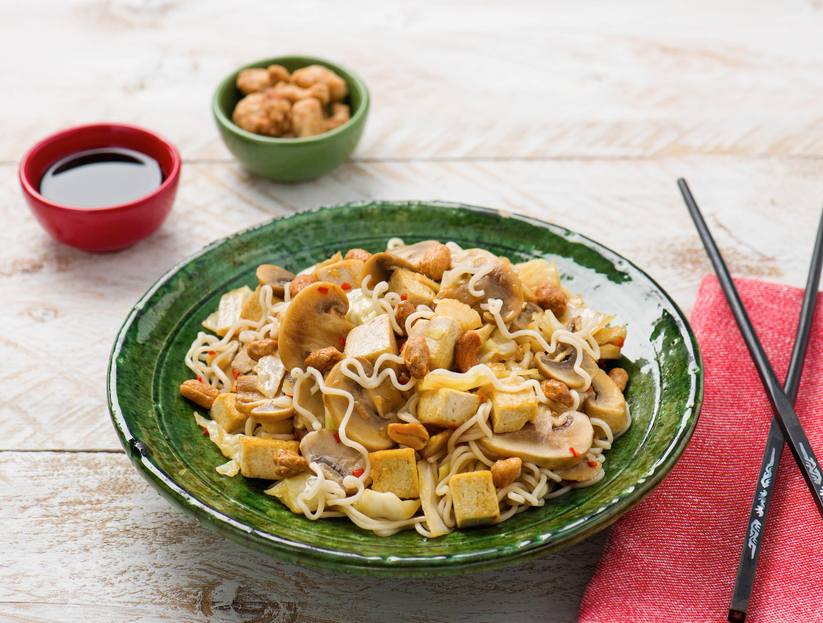 Noedels met tofu, champignons, wittekool en honingpinda’s