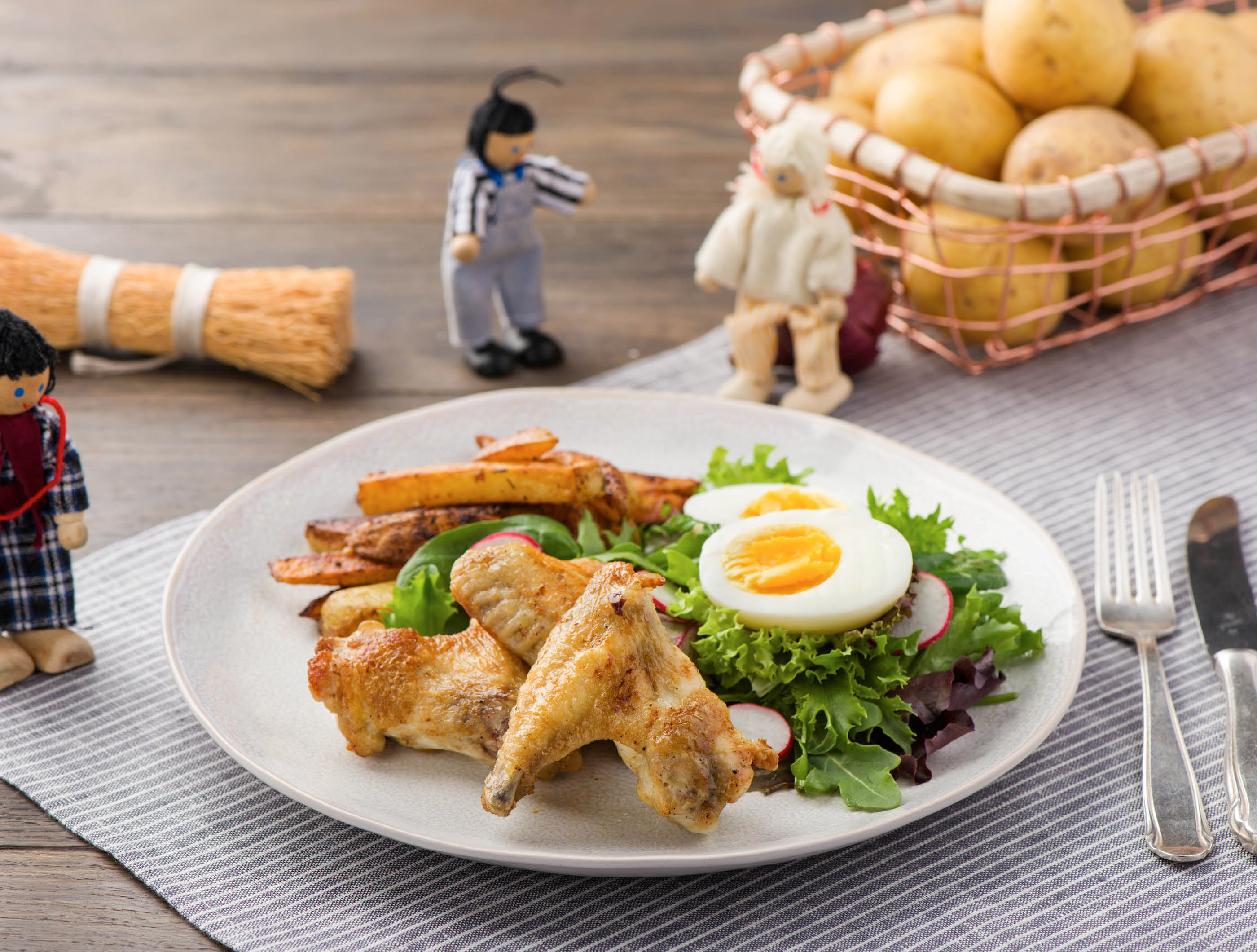 Kip met ovenfrietjes en frisse salade