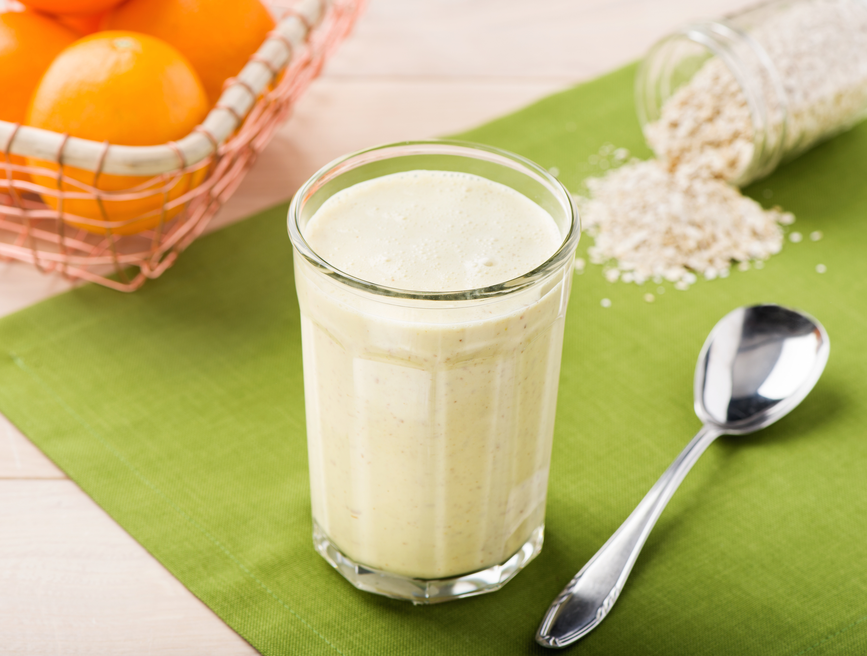 Ontbijtshake met mango, sinaasappel en lijnzaad