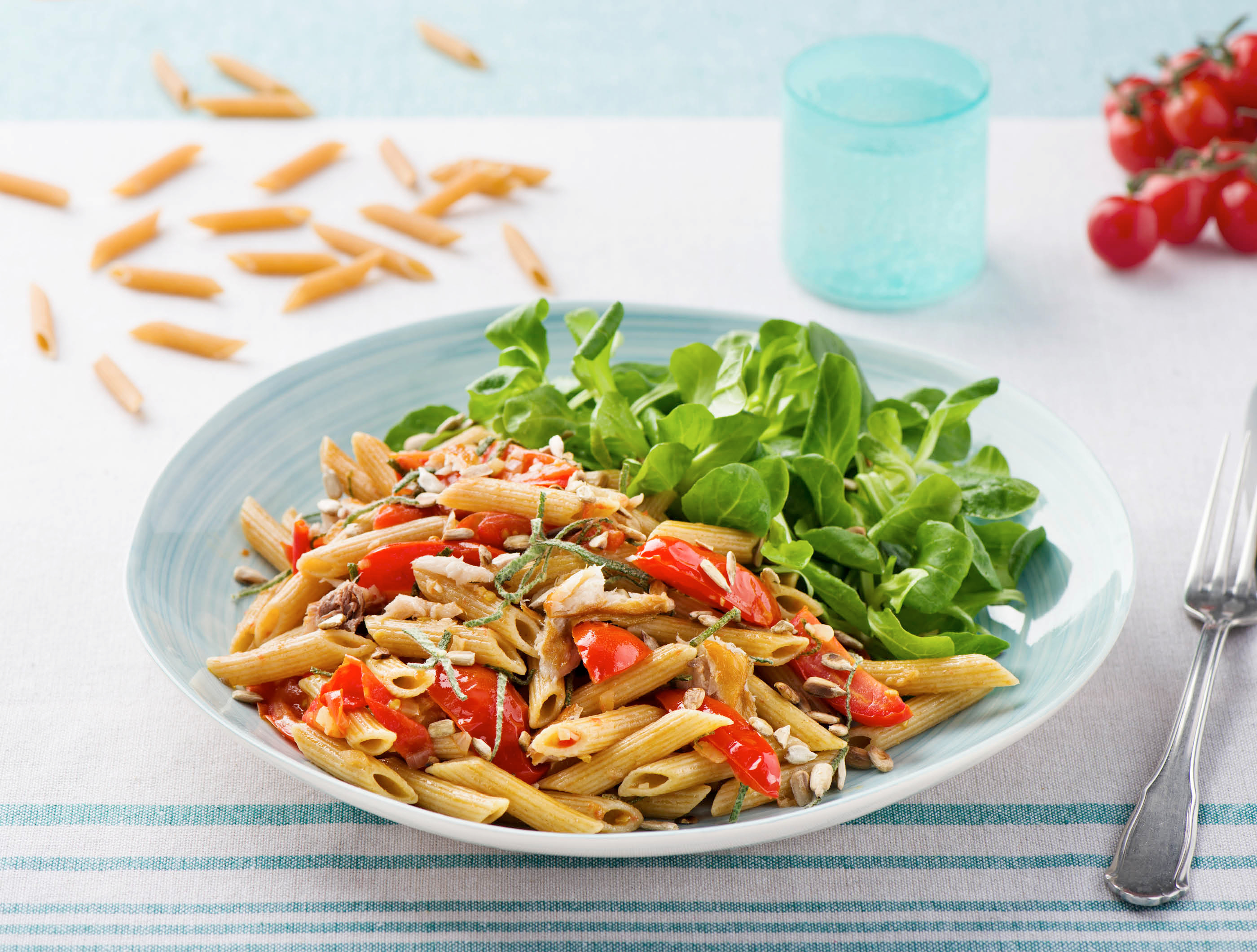 Penne integrale met warmgerookte makreel, romatomaten en veldsla