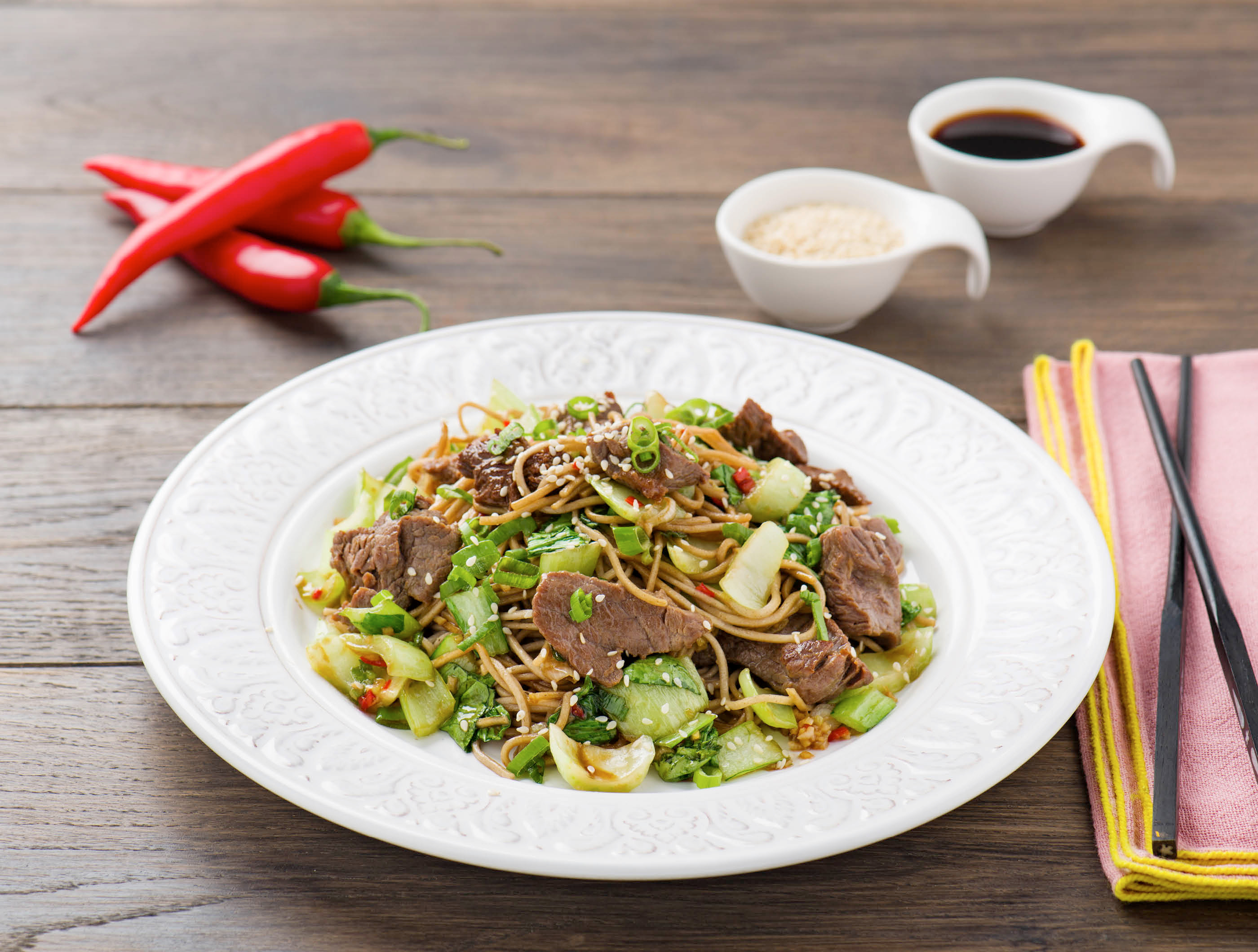 Roergebakken biefstukpuntjes met babypaksoi en boekweitnoedels