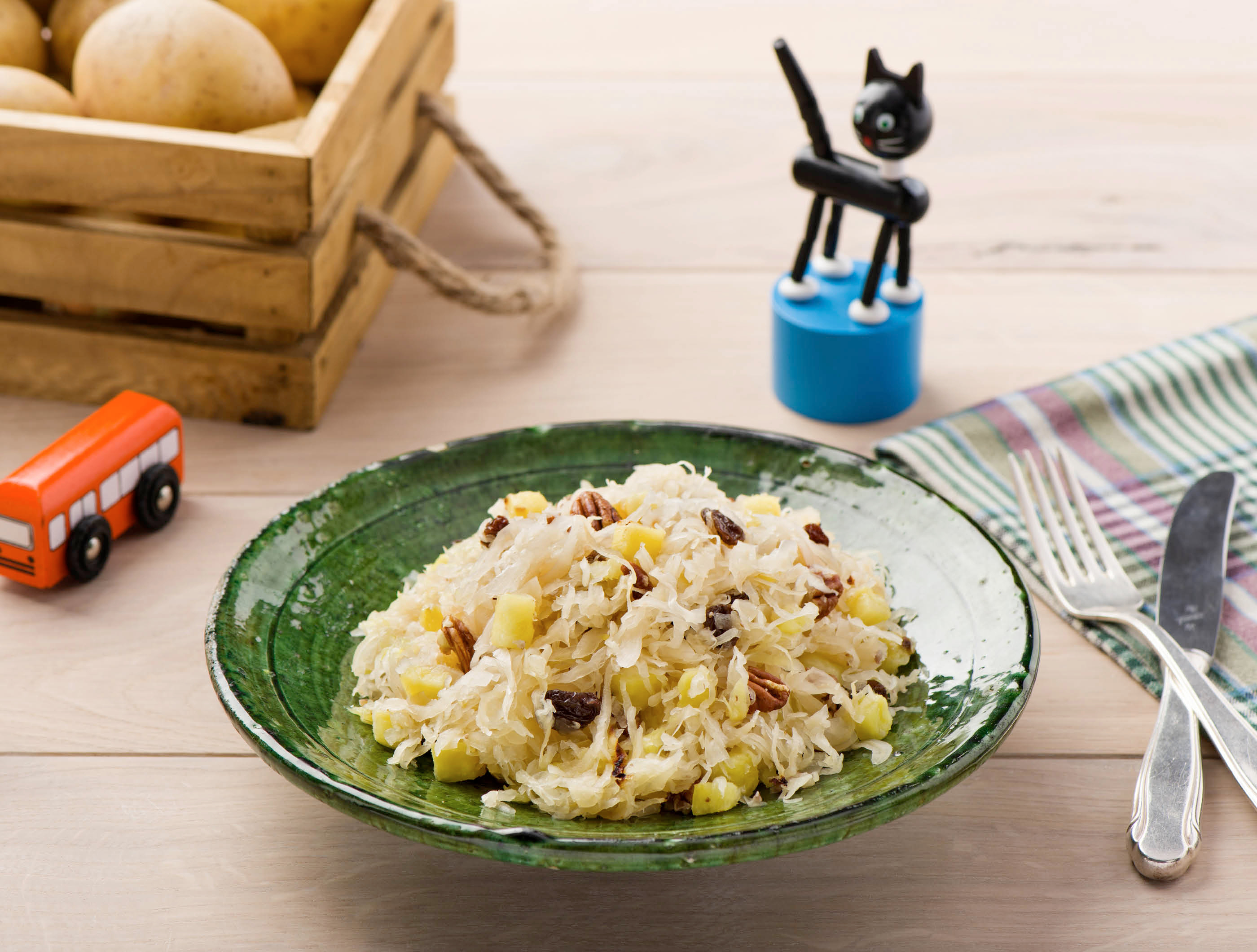 Zuurkool met zoete ananas en rozijnen