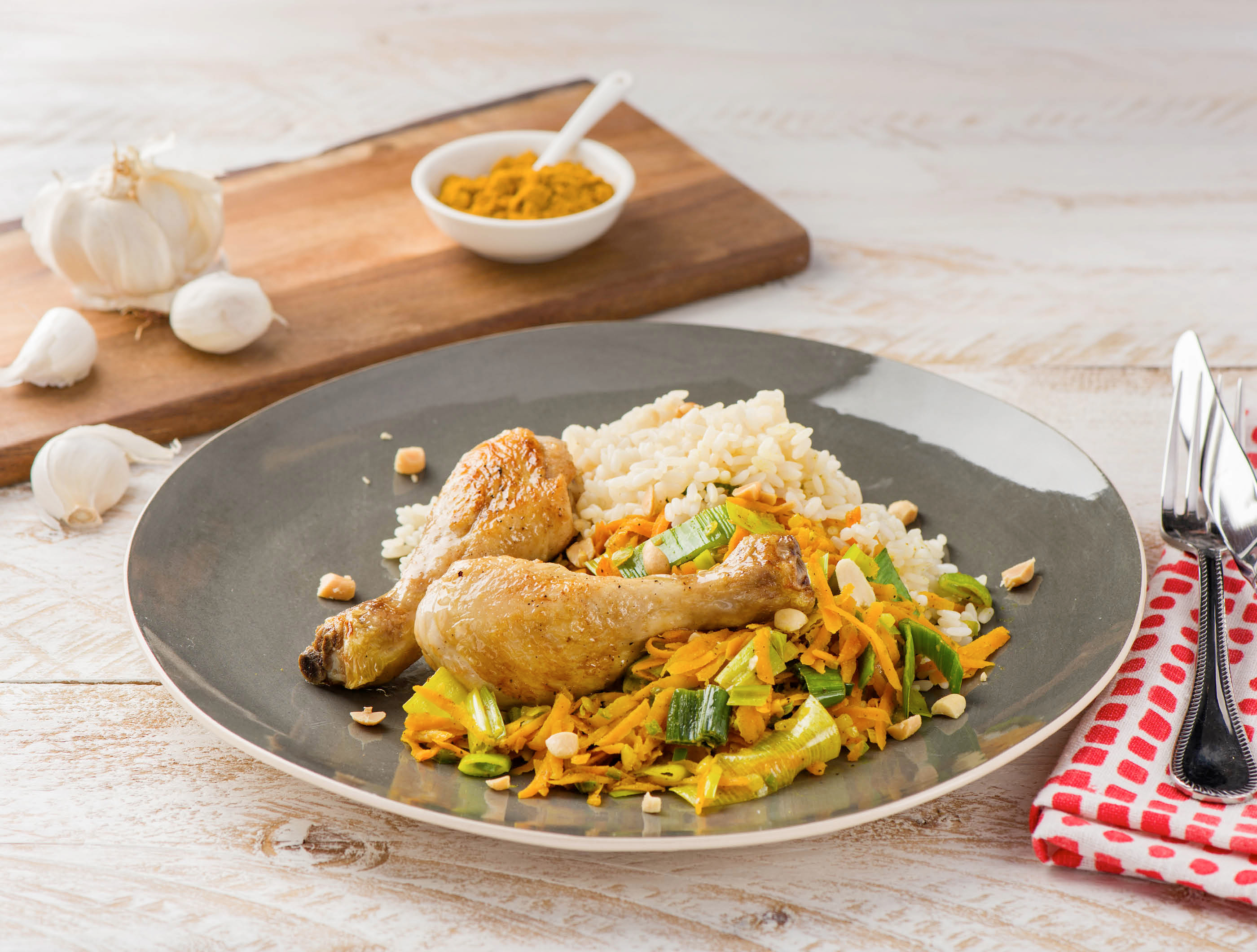 Kipdrumsticks met prei, peen en gewokte rijst