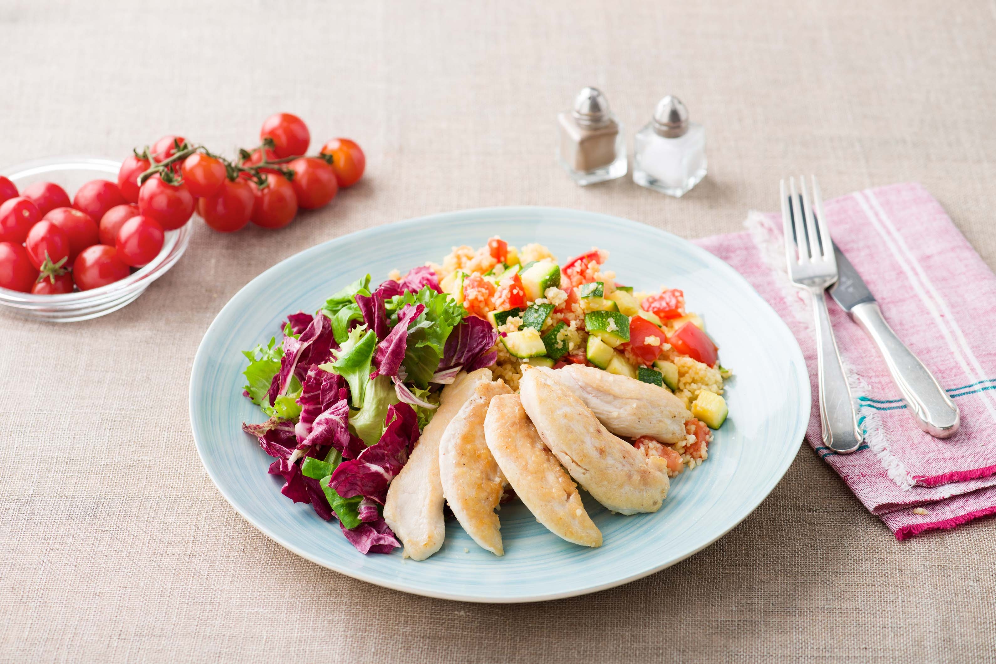 Kipfilethaasje met bulgur, courgette en radicchiomelange