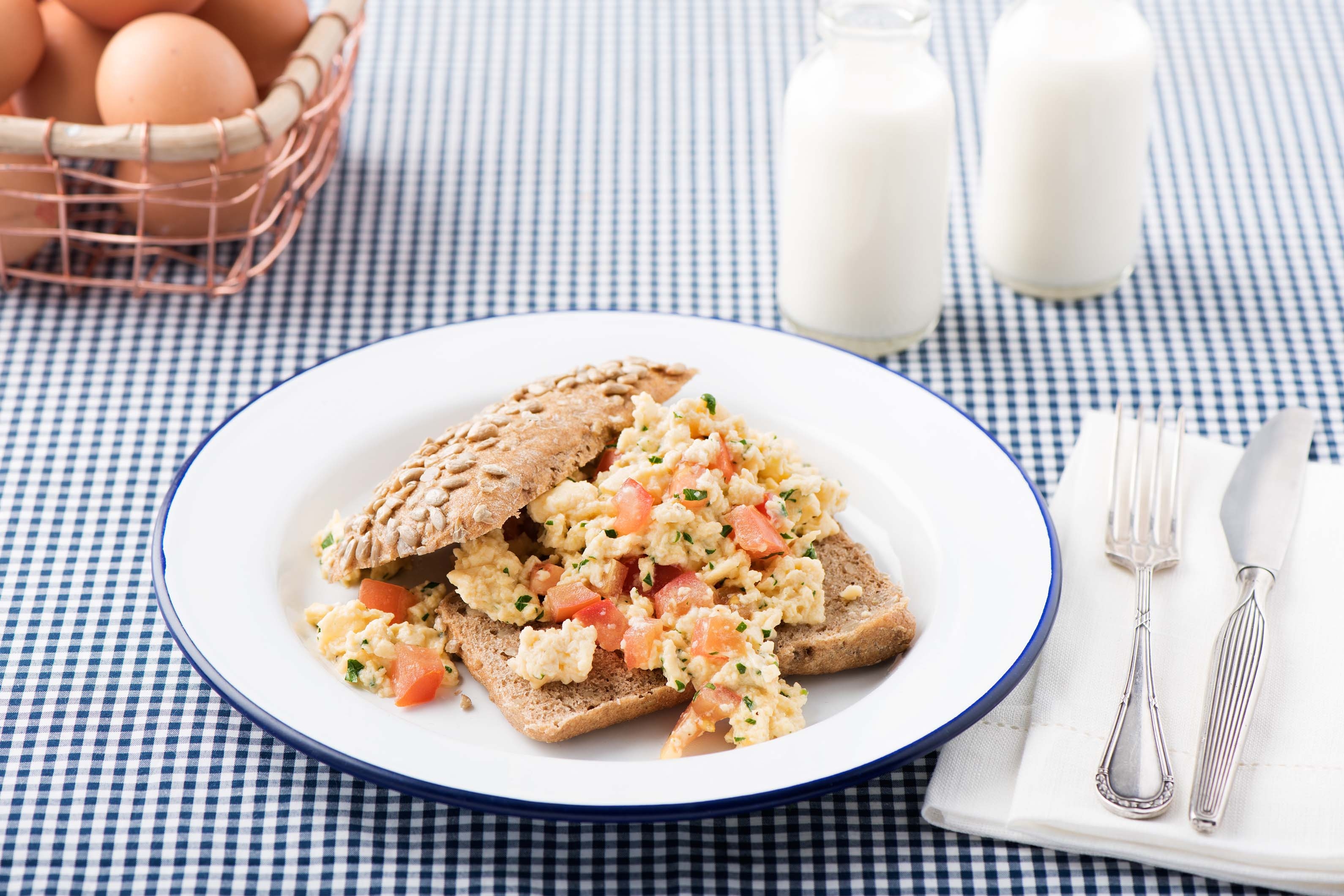 Roerei met tomaat, peterselie