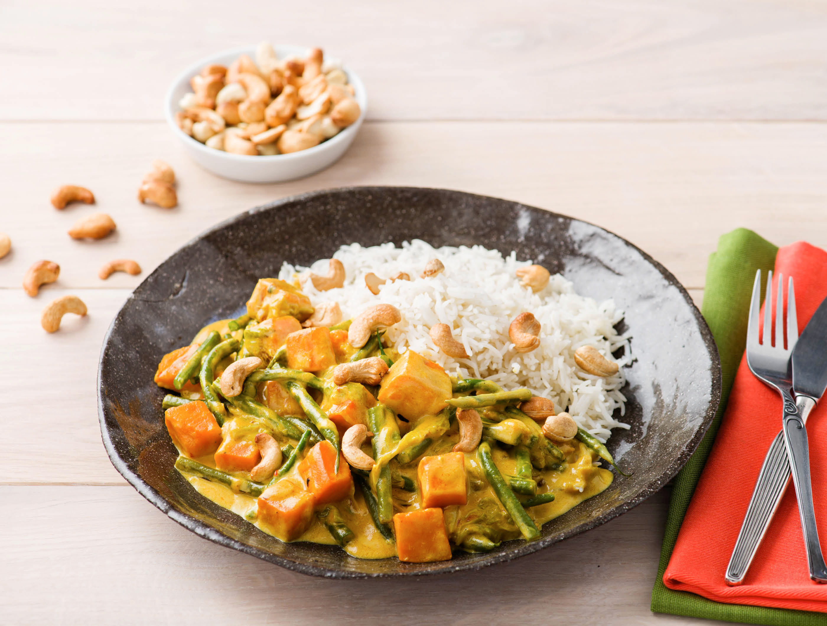Indonesische curry met sperziebonen, groene kool en basmatirijst