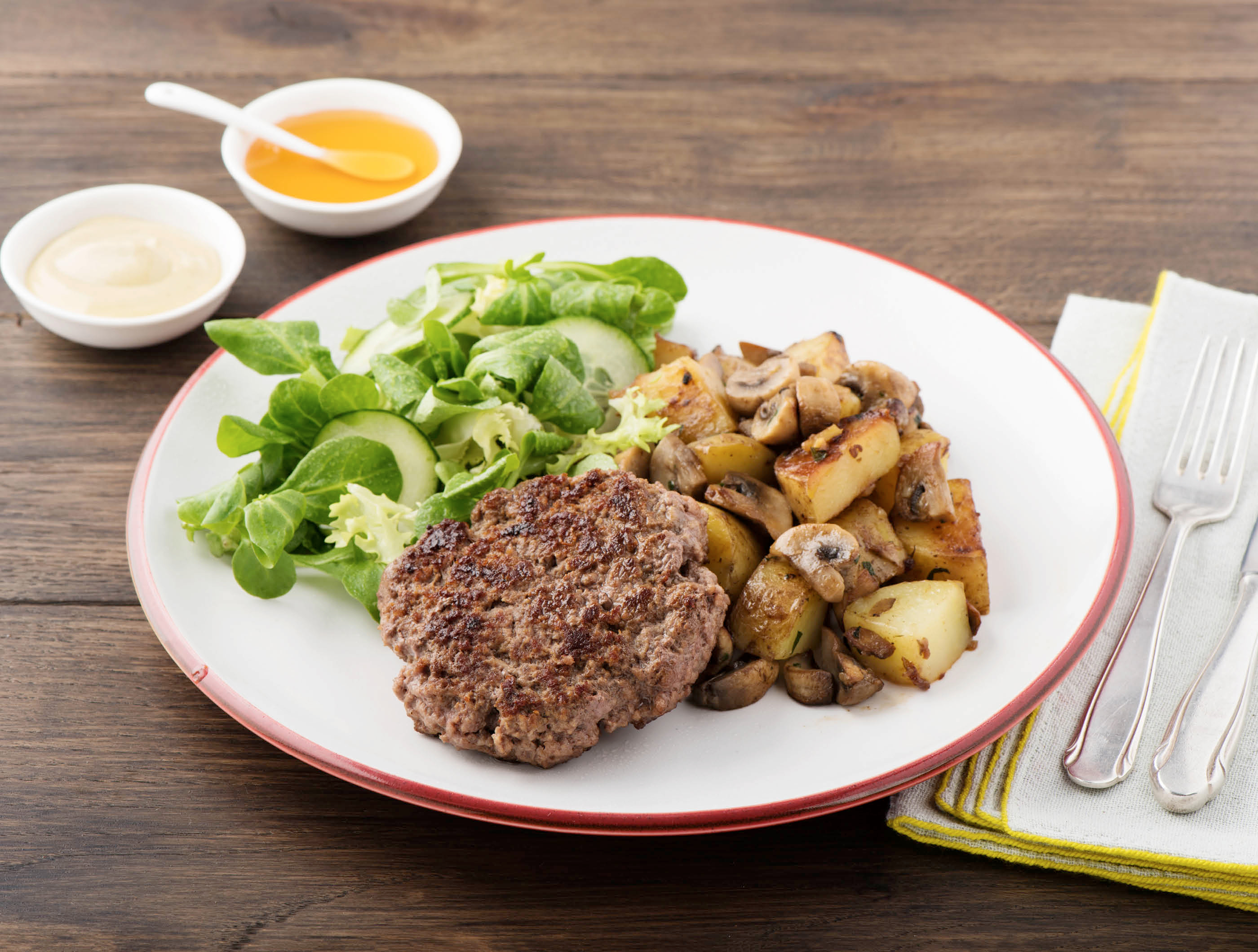 Gebakken aardappelen met champignons en kalfsburger