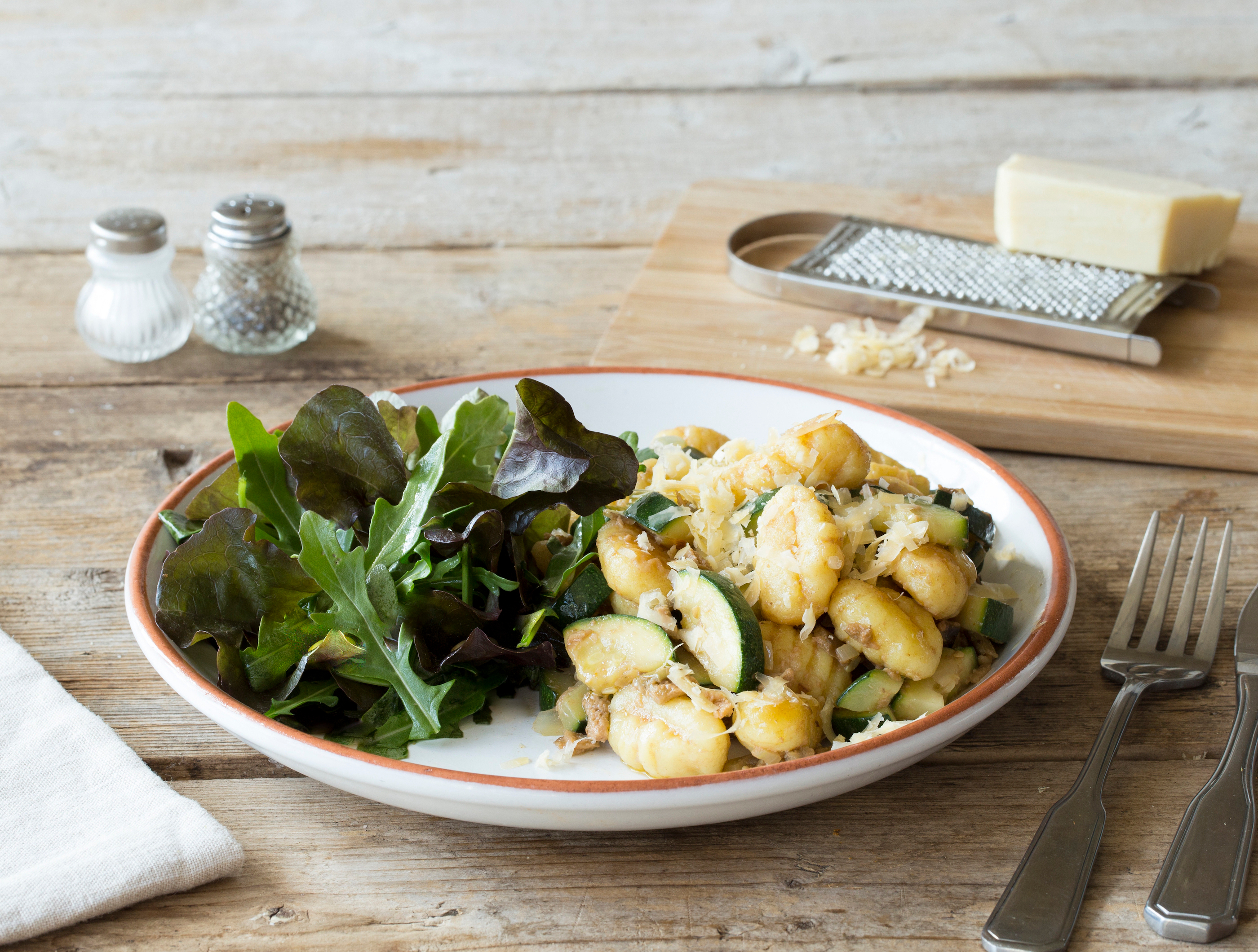 Gnocchi met bospaddestoelenpesto, courgette en oude kaas