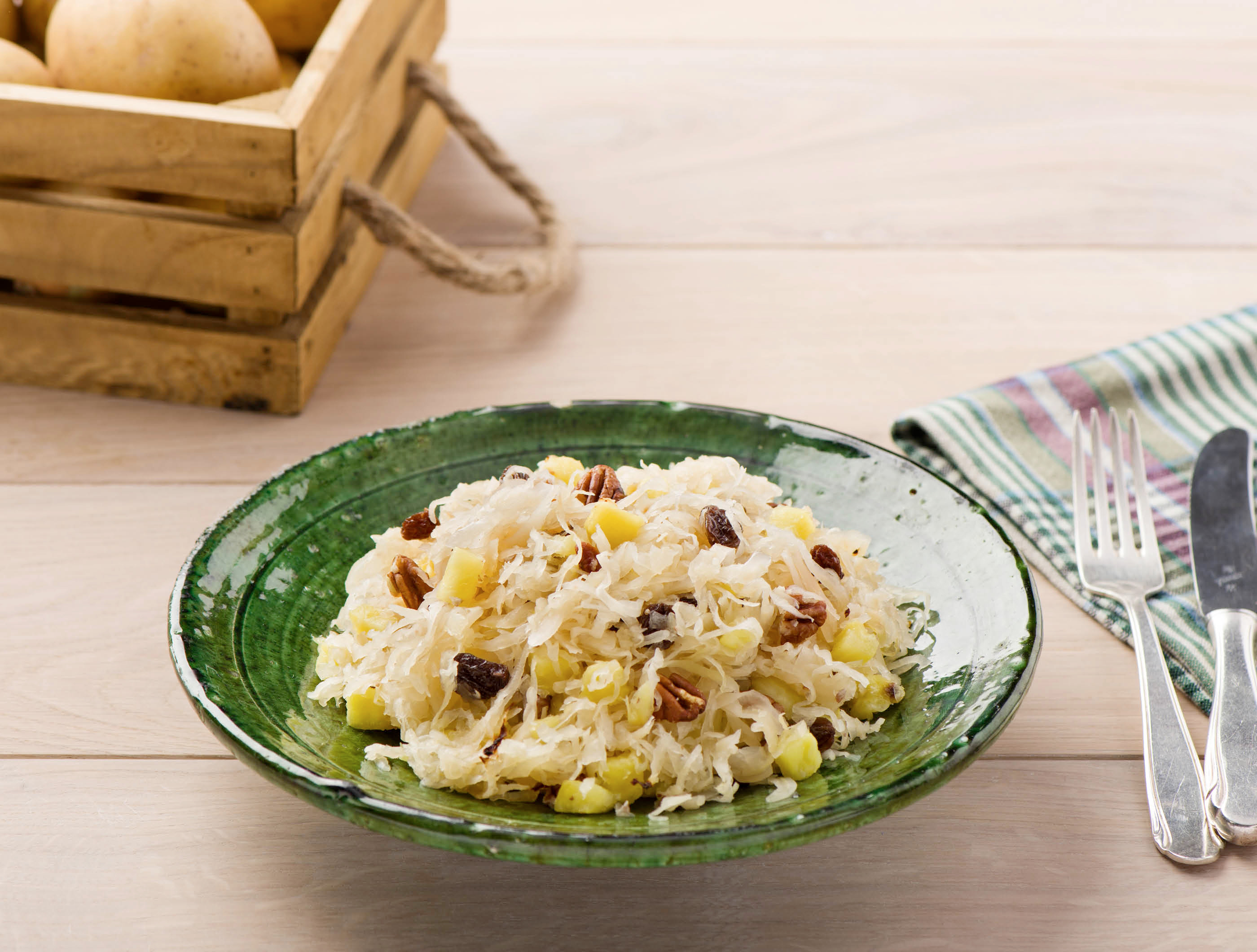 Zuurkoolaardappelschotel met ananas en rozijnen