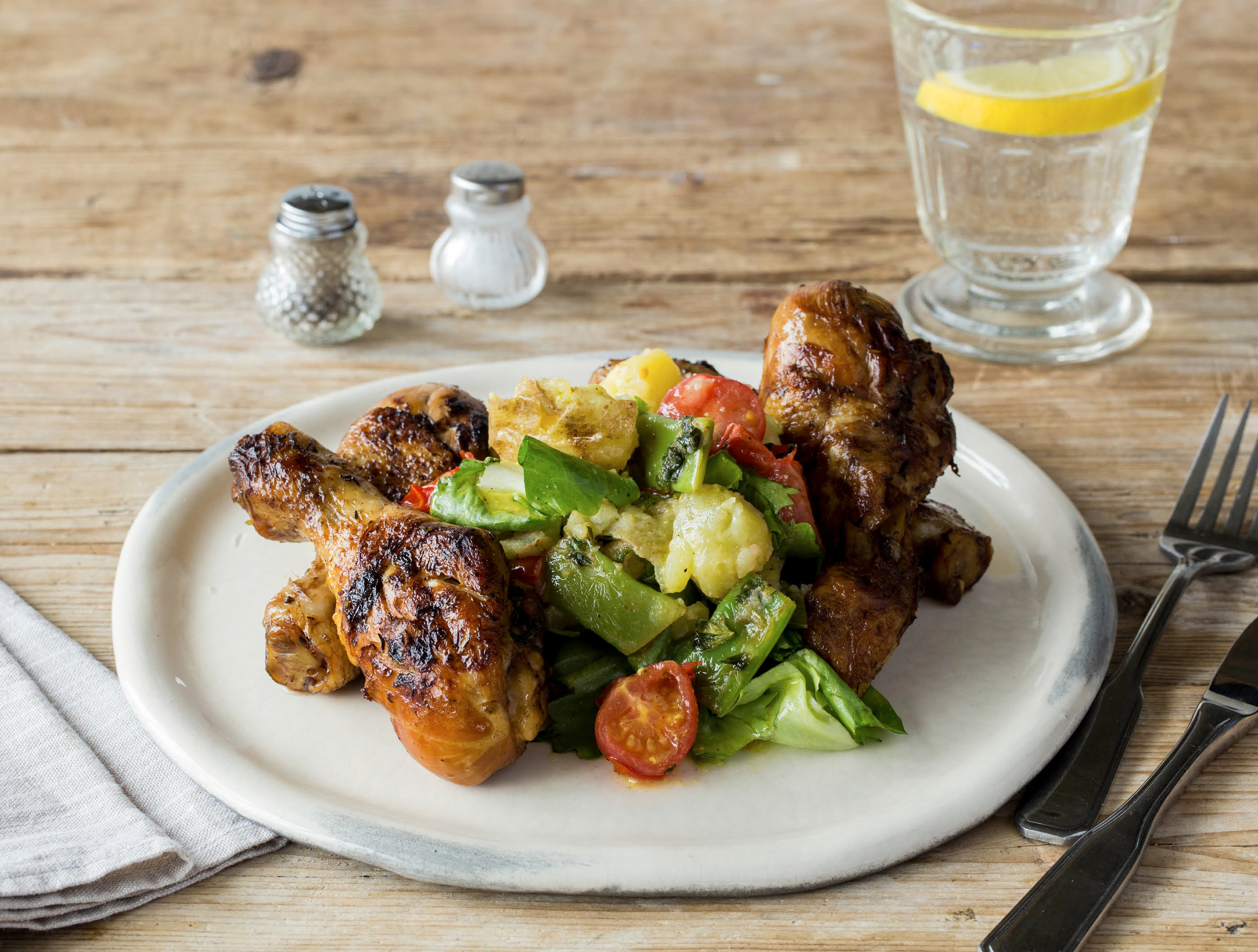 Groentestamppot met malse kipdrumsticks en dressing