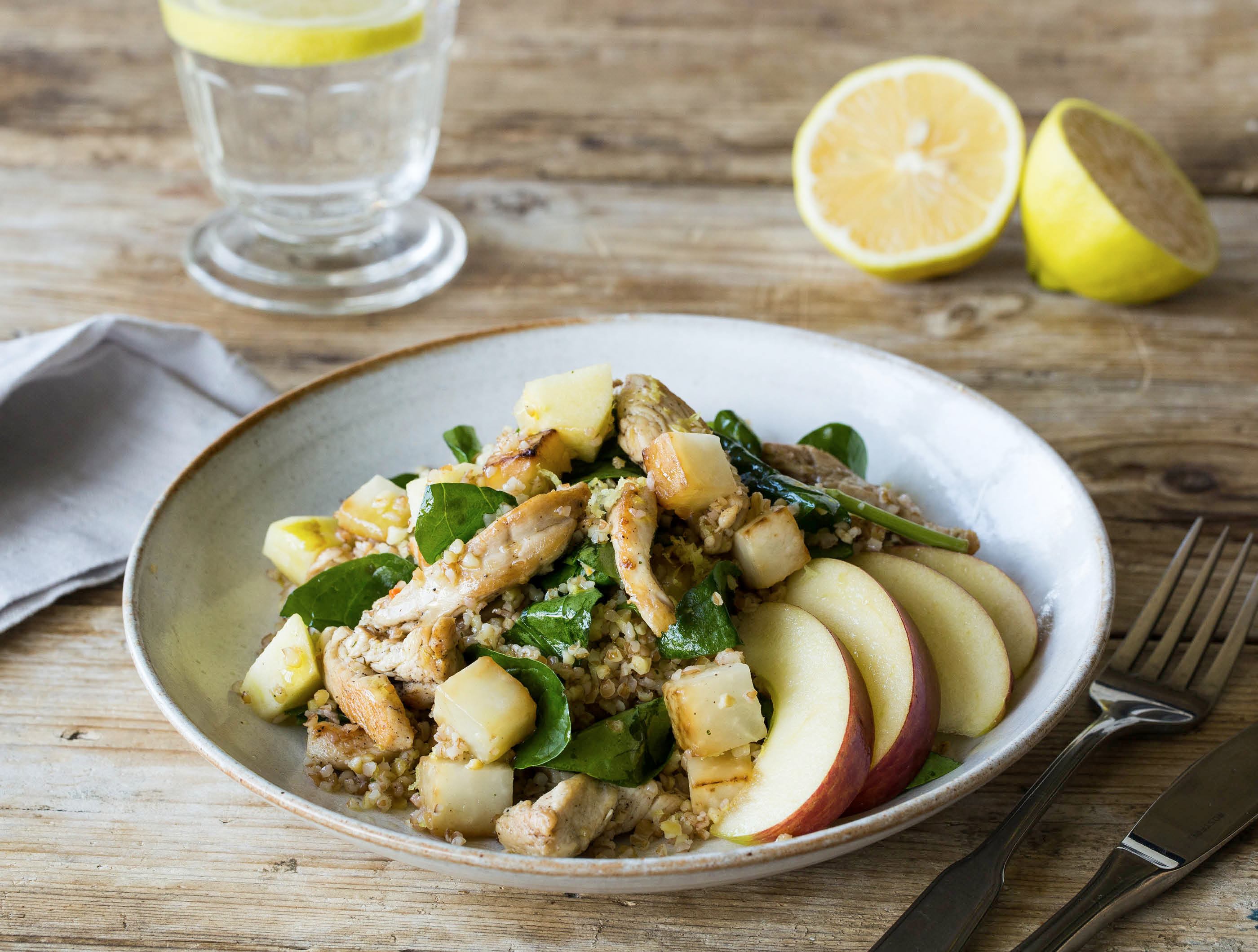Volkoren bulgur met kipfilet, koolrabi en appel