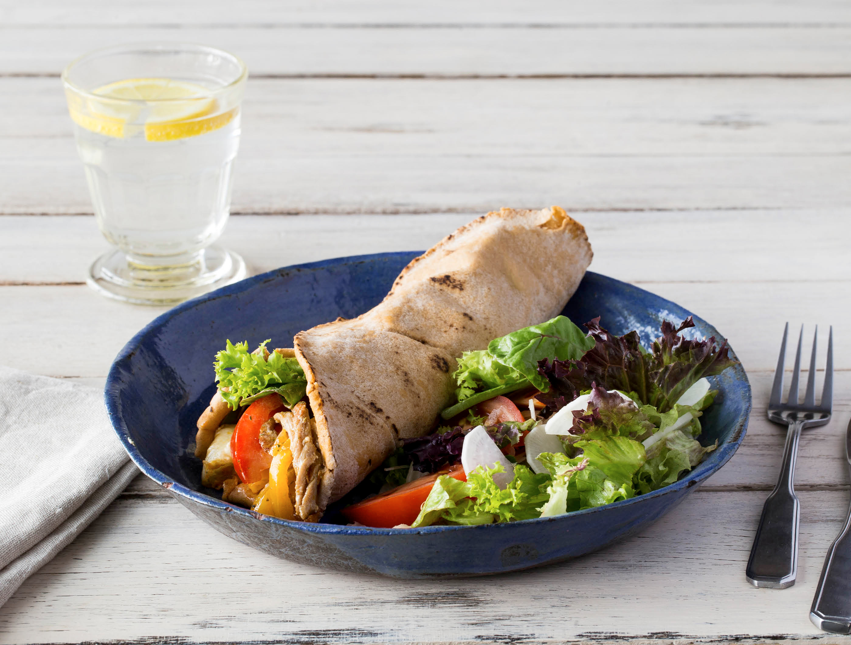Platbrood met kalkoengyros, Turkse yoghurt en rettichsalade