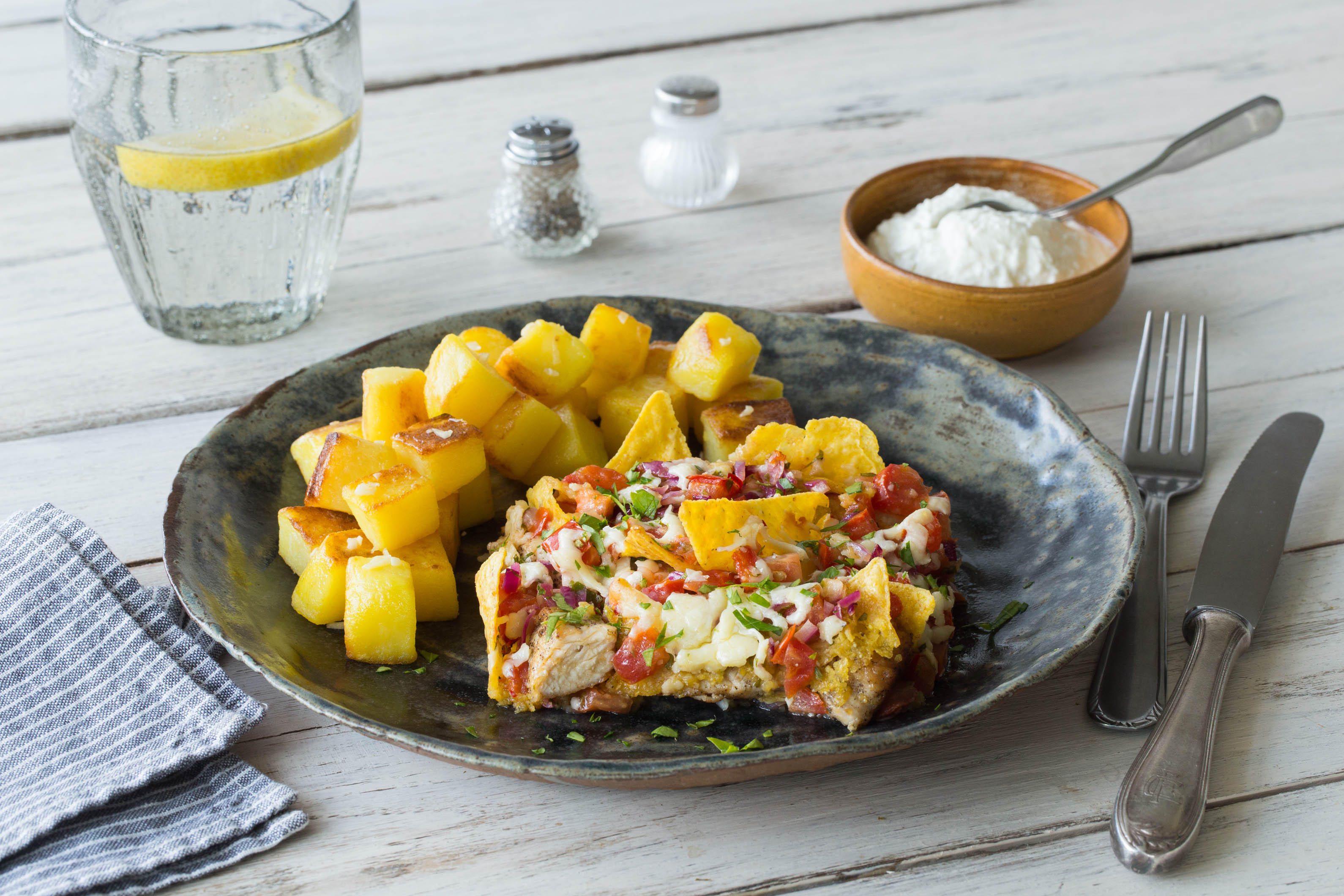 Mexikanischer Tortilla-Putenbrust-Auflauf mit Tomaten-Salsa