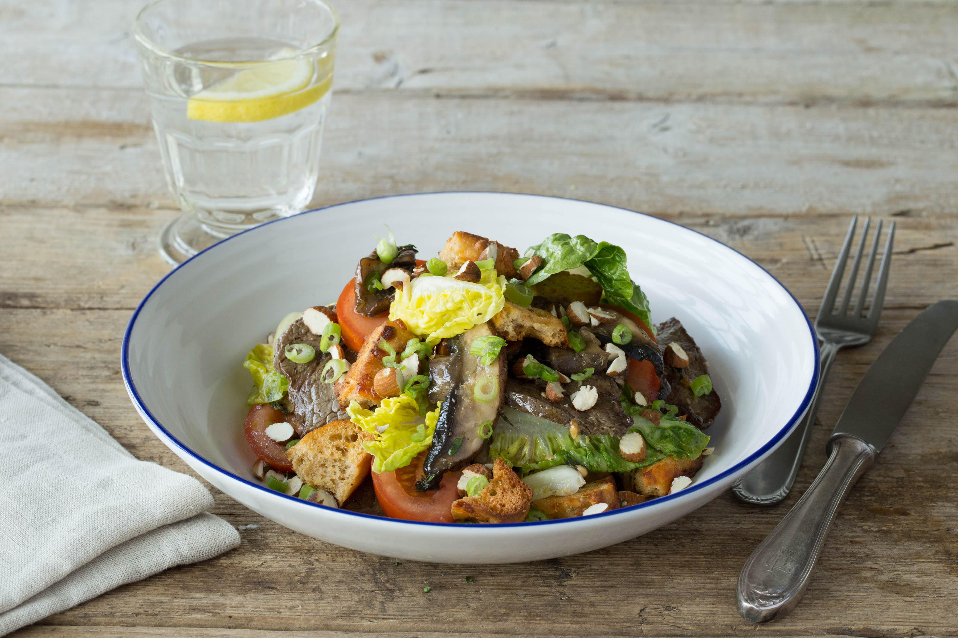 Knackiger Focaccia-Portobello-Salat mit Rinderfiletspitzen,