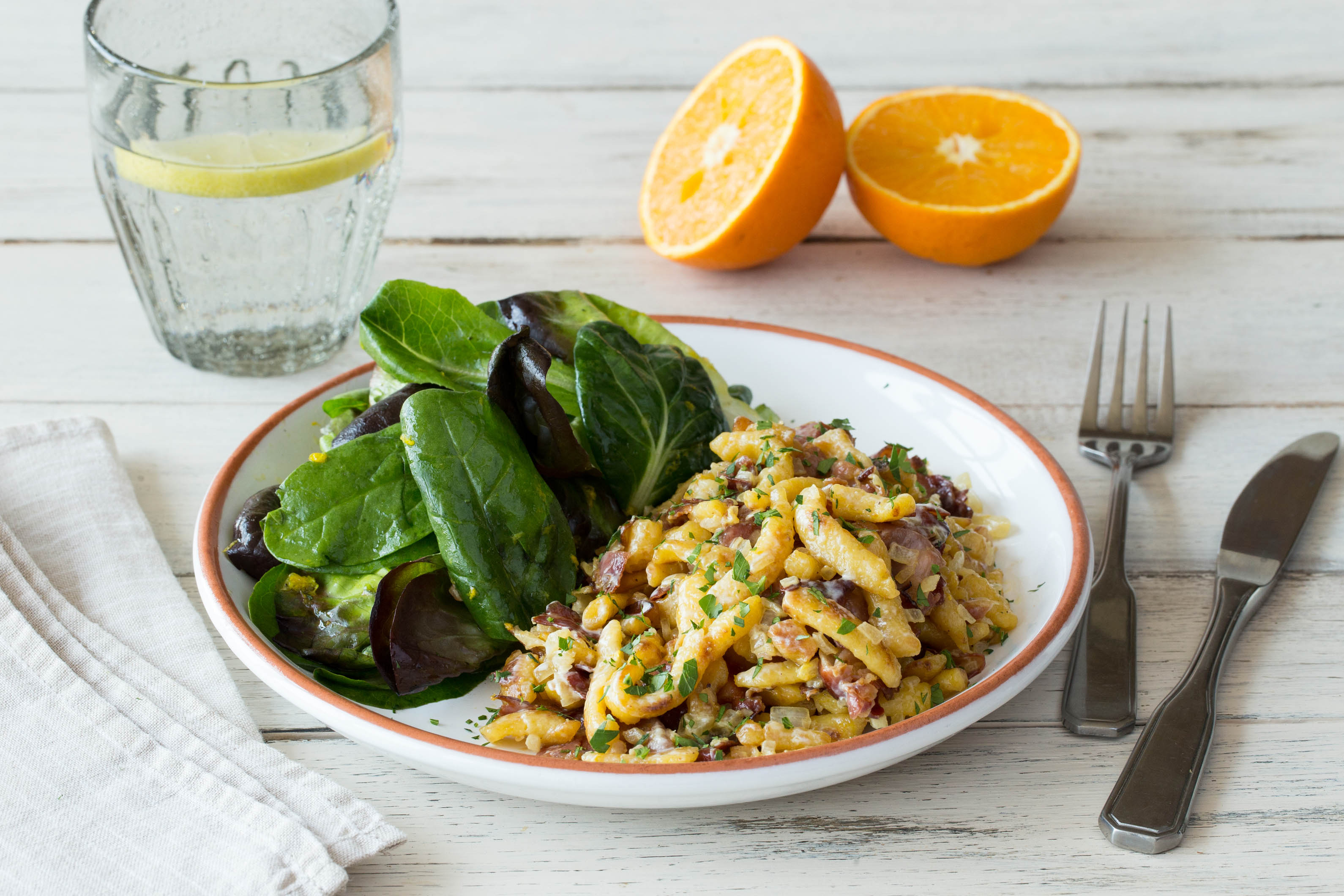 Köstliche Speck-Spätzle in Orangen-Sahnesoße