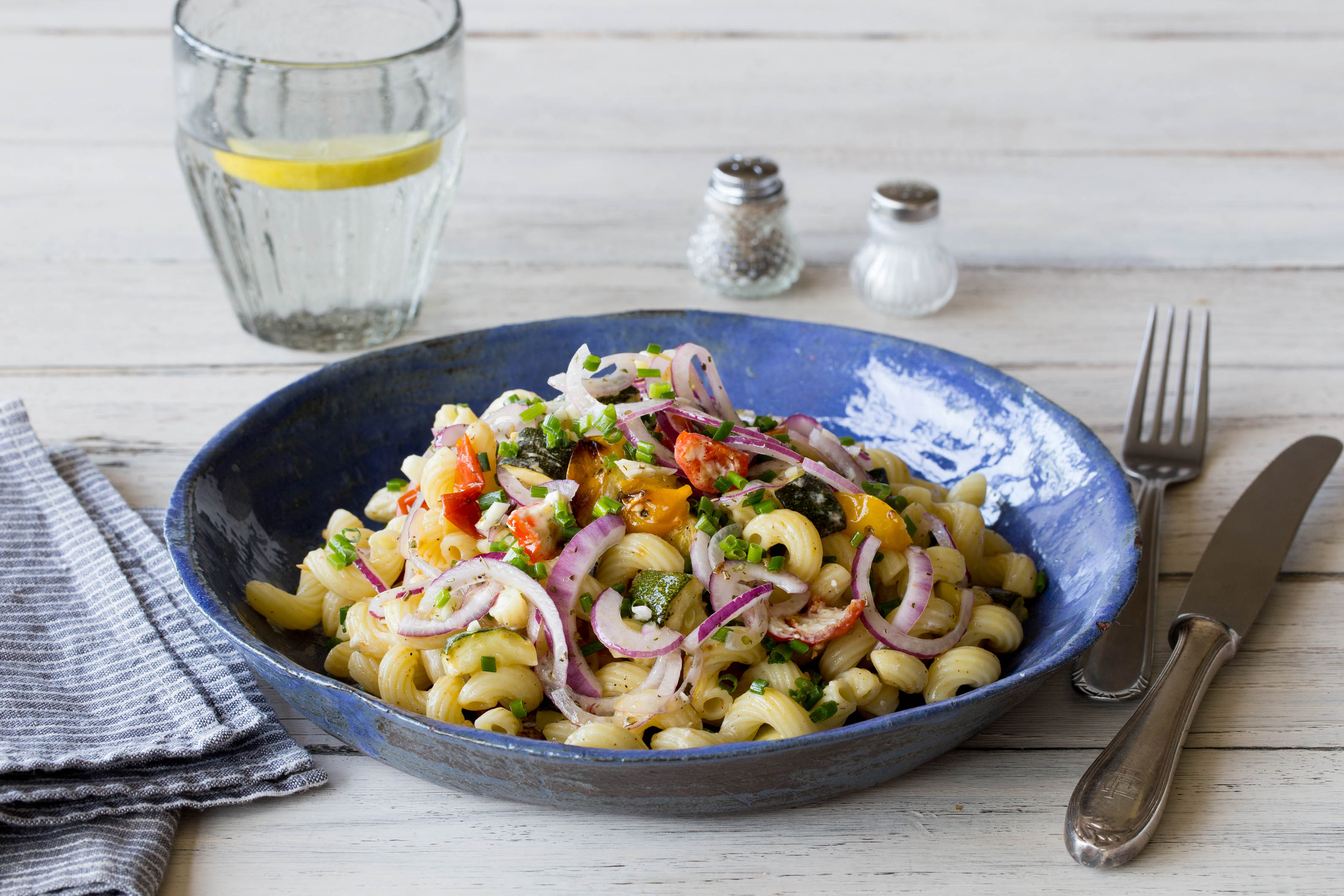 Bunter, lauwarmer Sommer-Nudelsalat