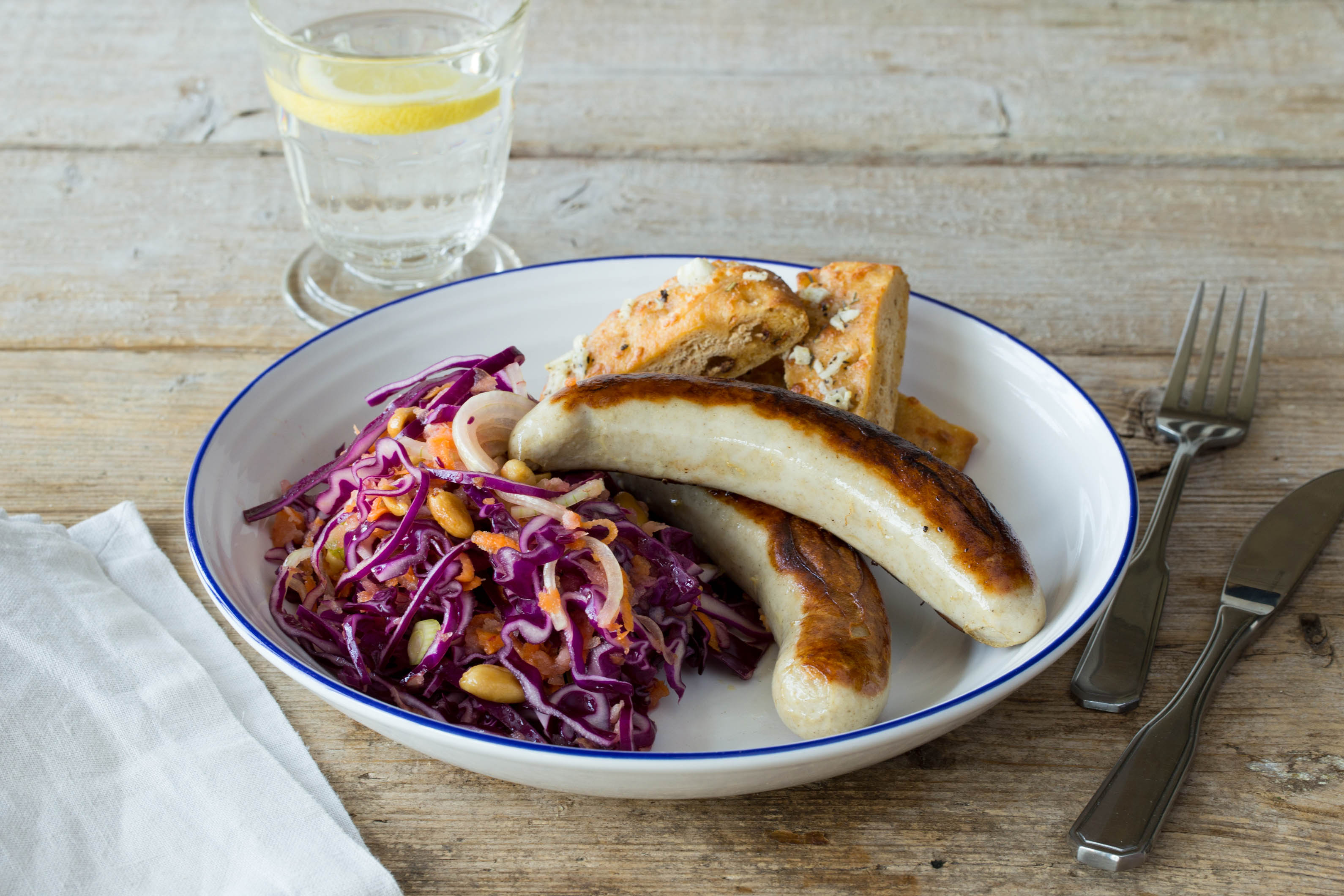 Süß-saurer Rotkohlsalat mit leckeren Grillwürsten