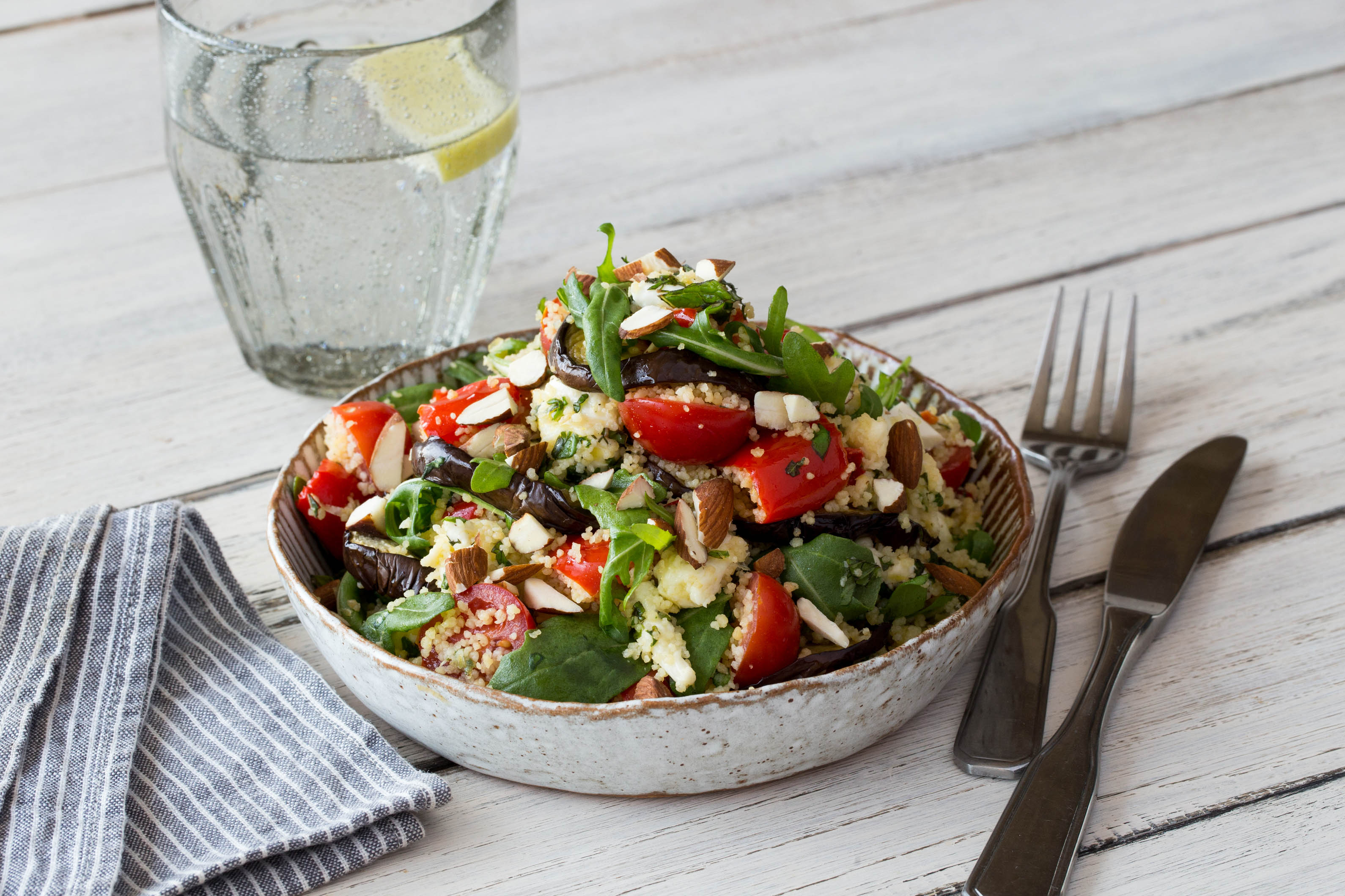 Bunter Couscous-Salat mit gebackener Aubergine, Paprika