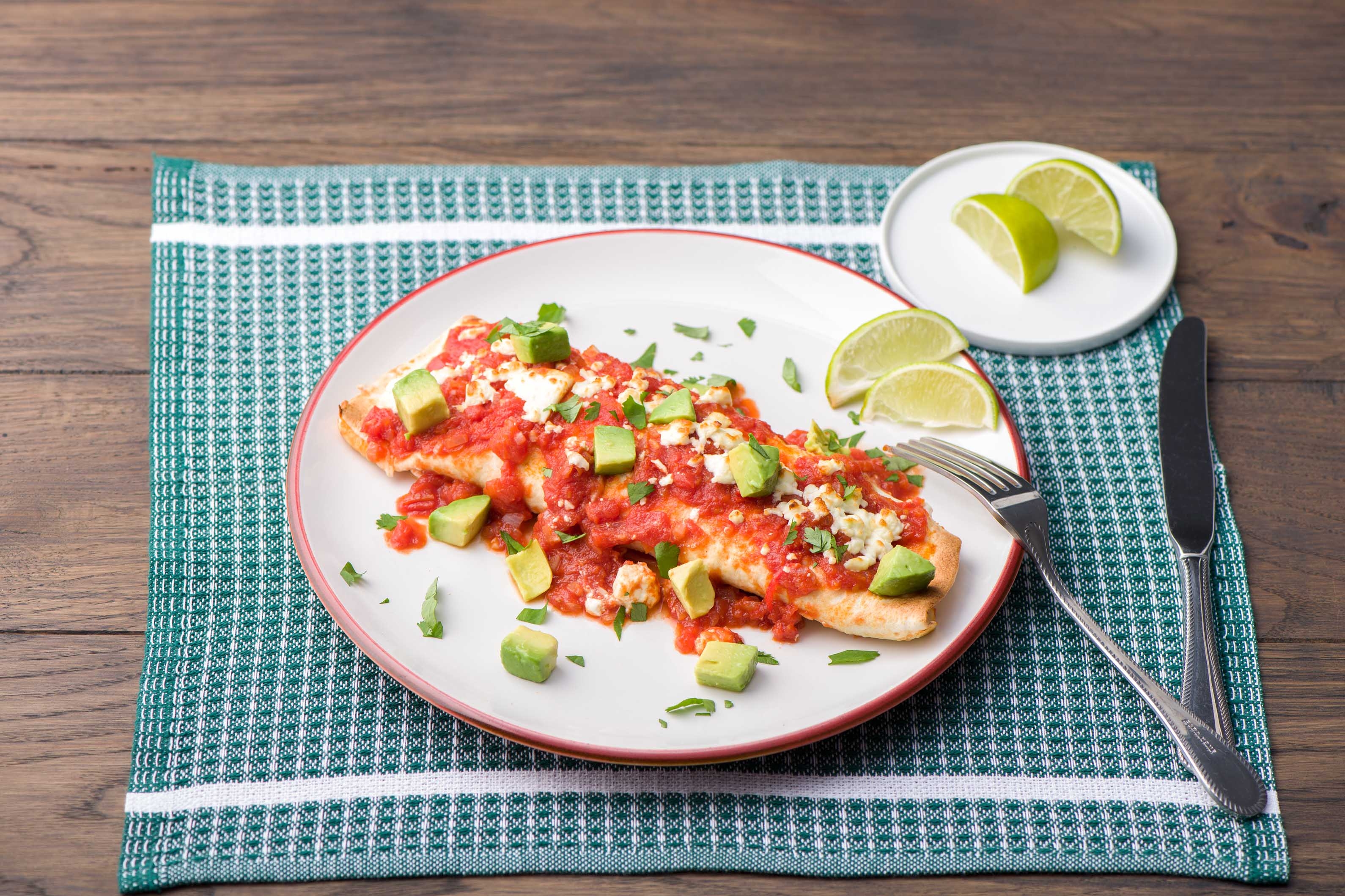 Lecker gefüllte Enchiladas auf würziger Tomatensoße