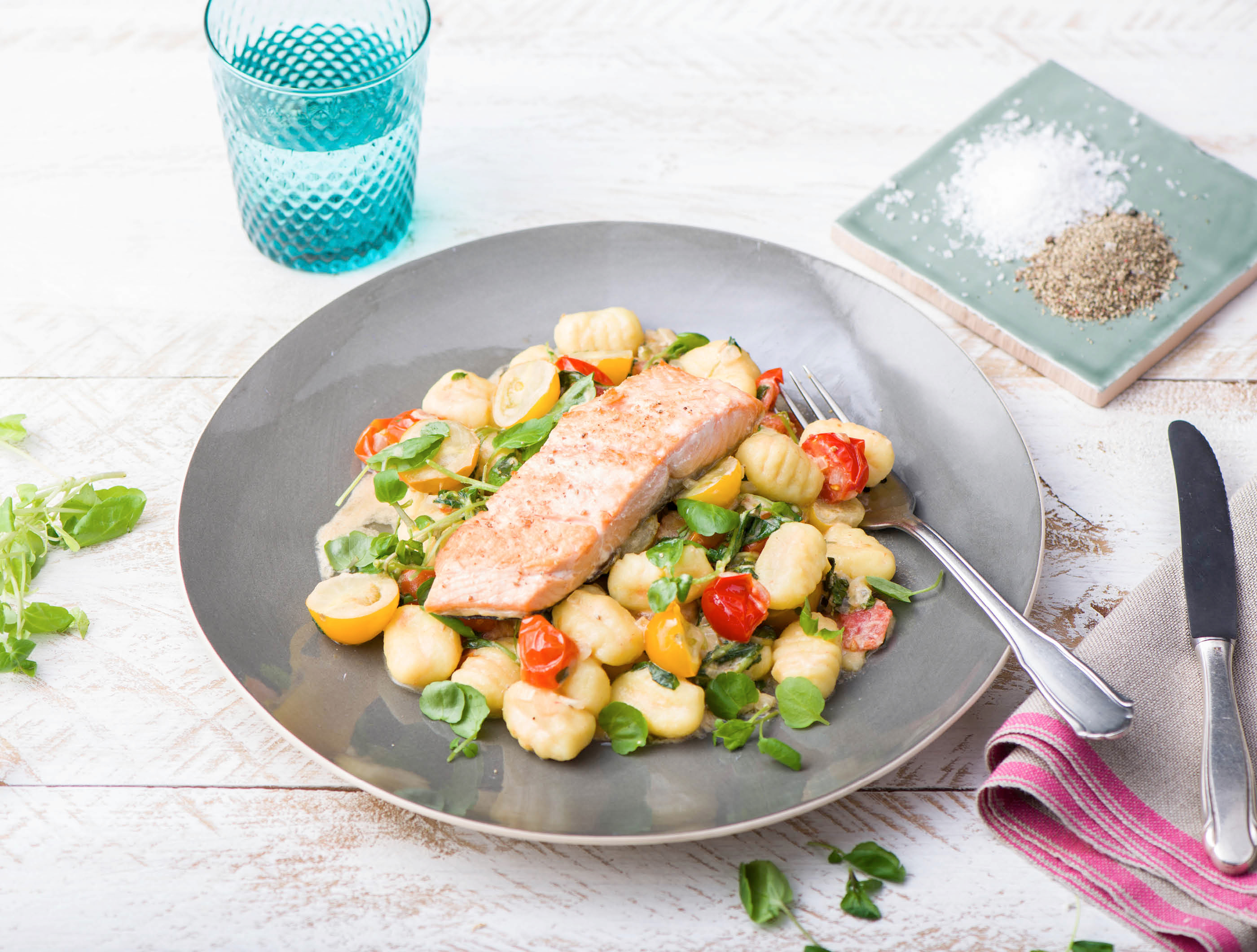 Gebakken zalmfilet met waterkers, cherrytomaten en gnocchi