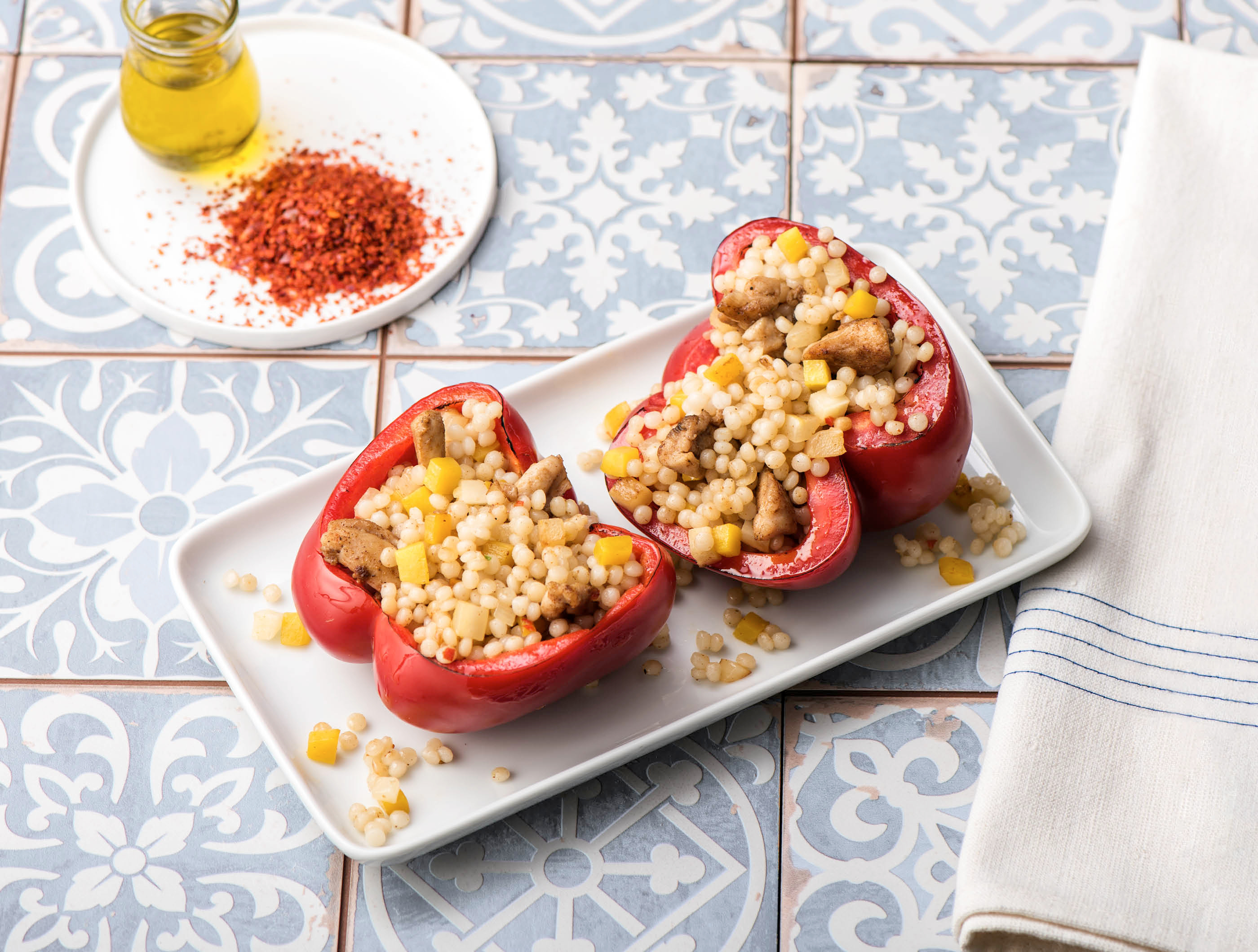 Gevulde paprika met parelcouscous, kip en groenten