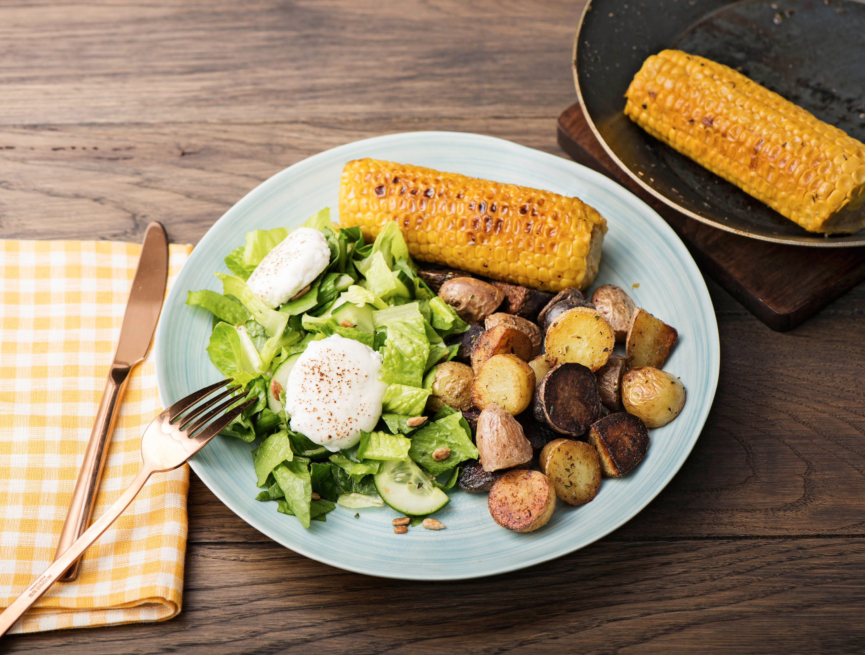 Regenboogkrieltjes met gebakken maïskolf en geitenkaassalade