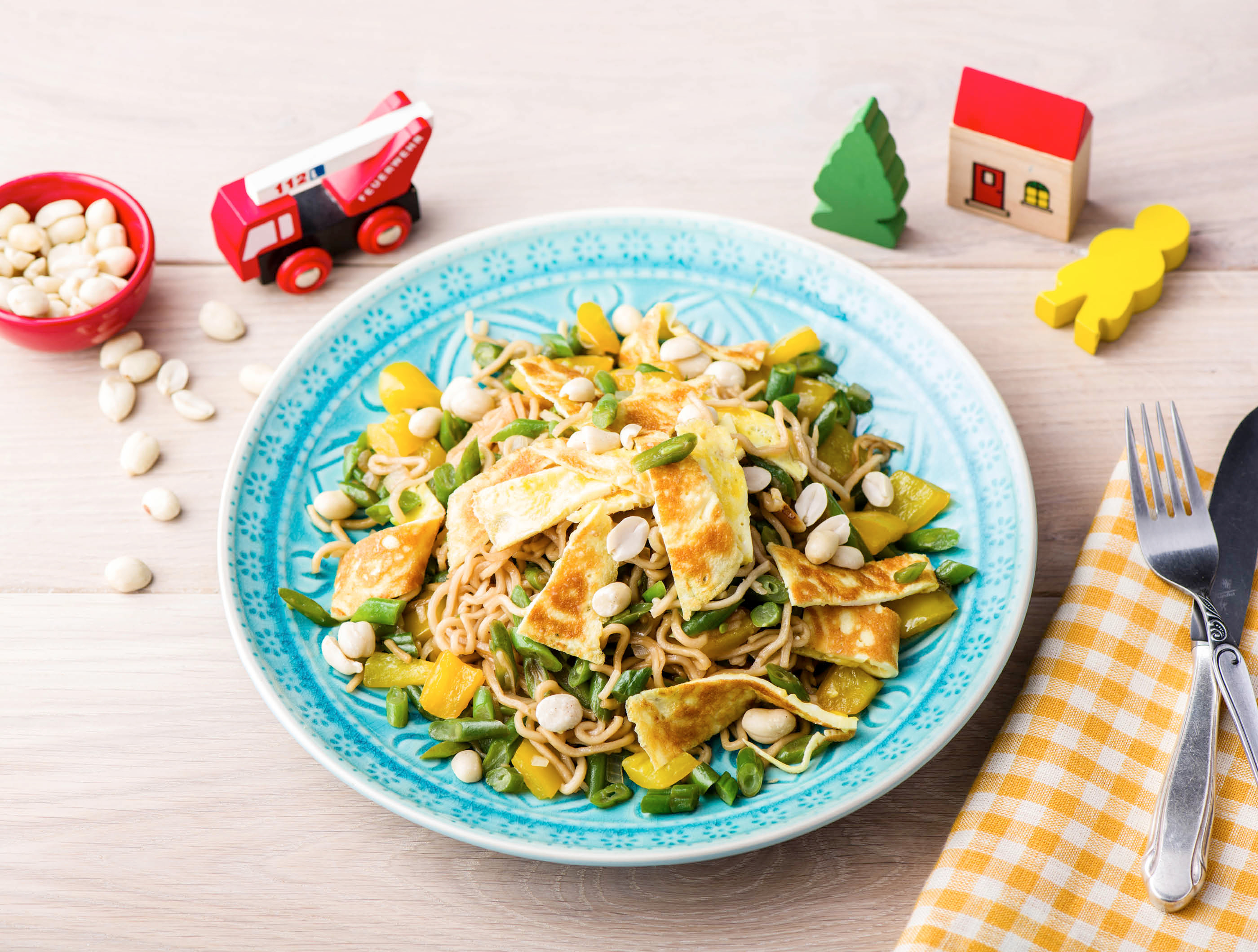 Vegetarische bami met omeletreepjes