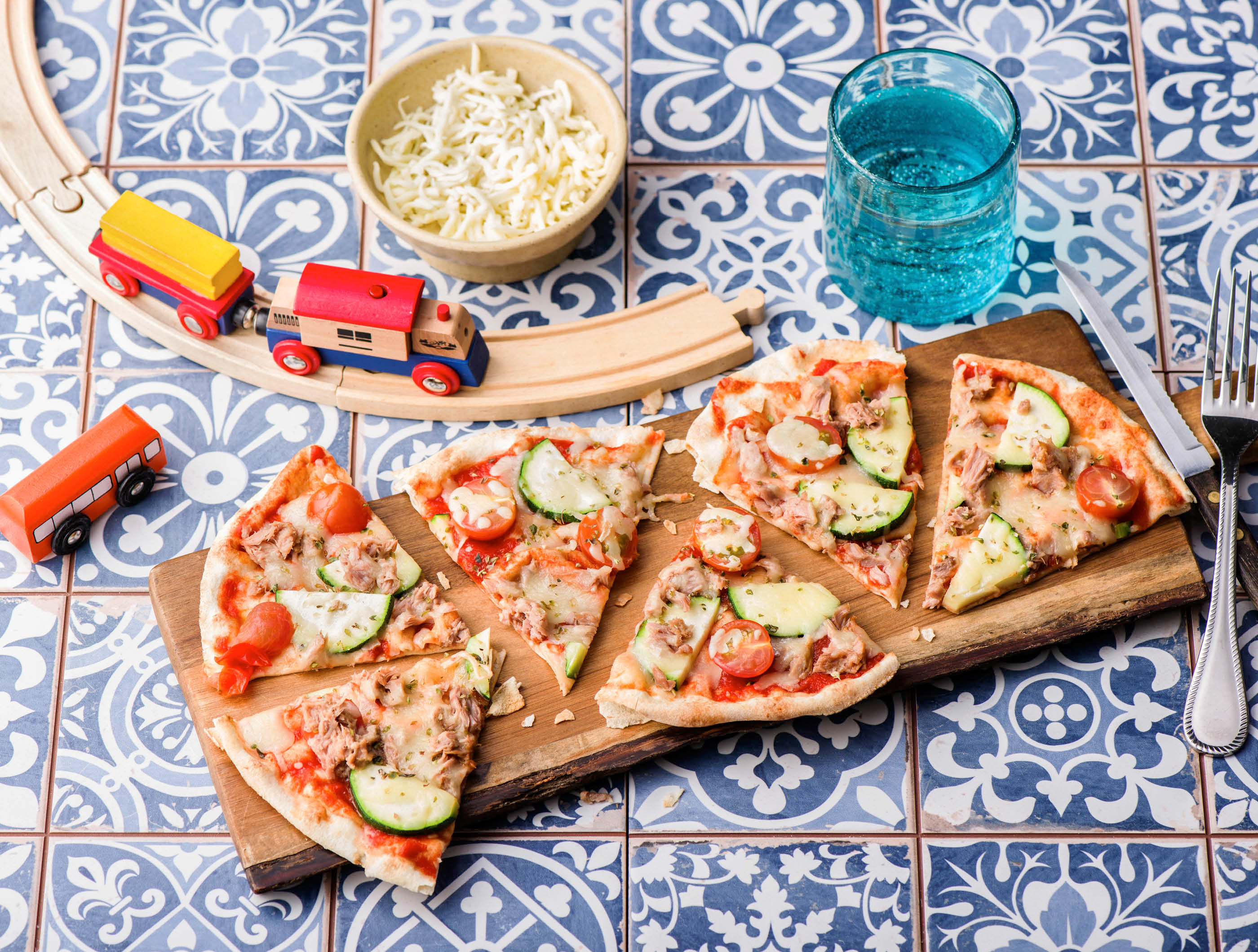 Pizza met tonijn, tomaat en courgette