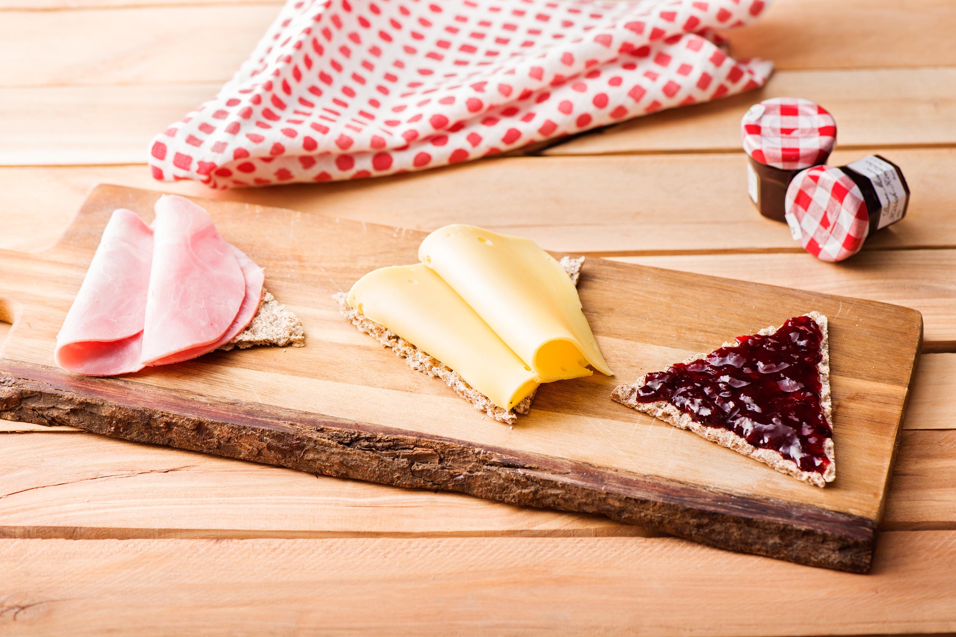 Zweedse crackers met achterham, oude kaas en jam