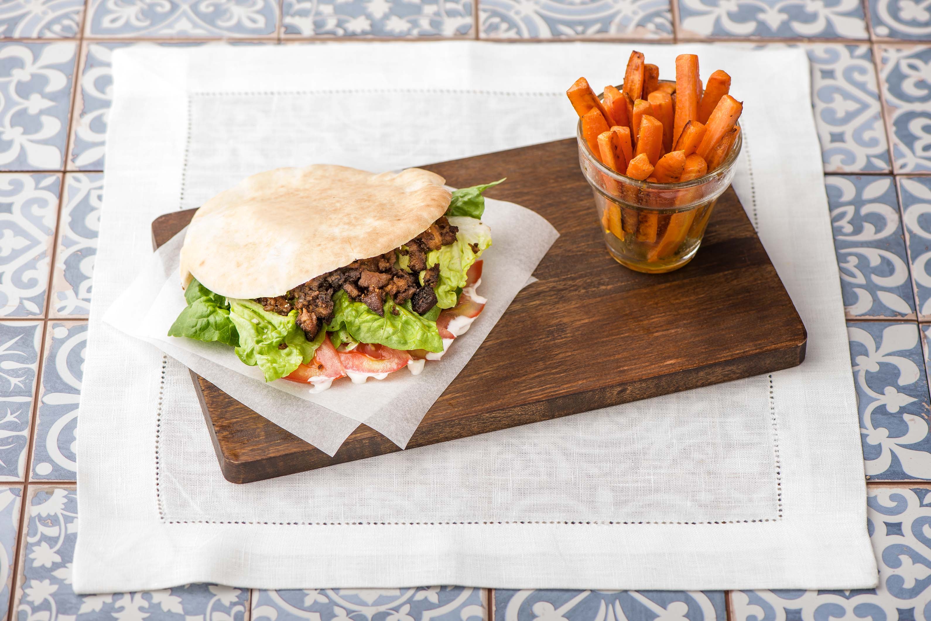 Vegetarischer Döner mit Knoblauch-Joghurtsoße in Pita-Taschen