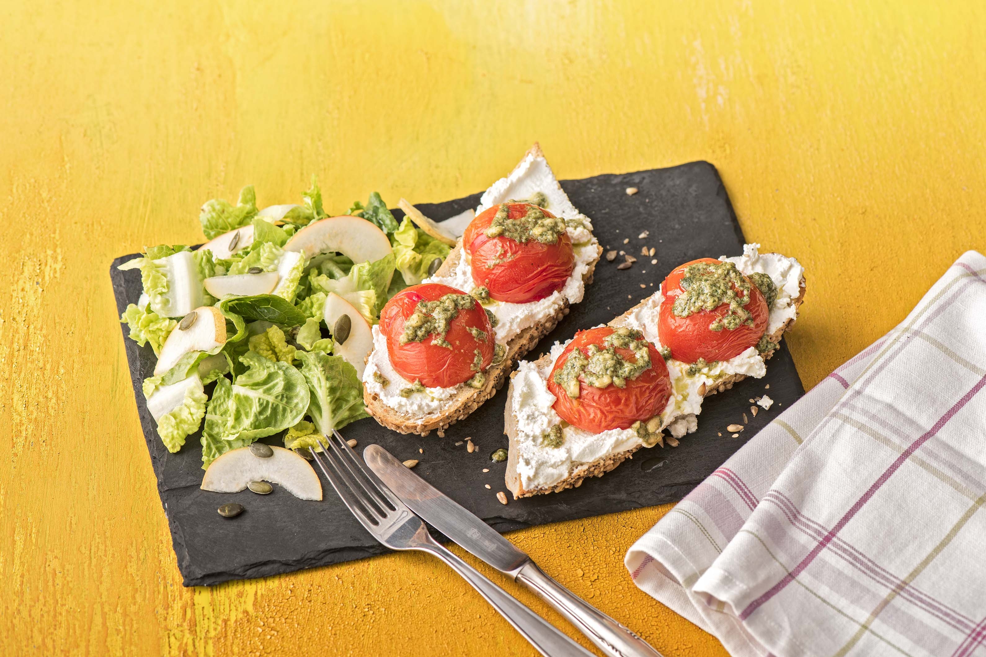 Tomaten-„Tartine“-Sandwich mit Ricotta, Minz-Pesto