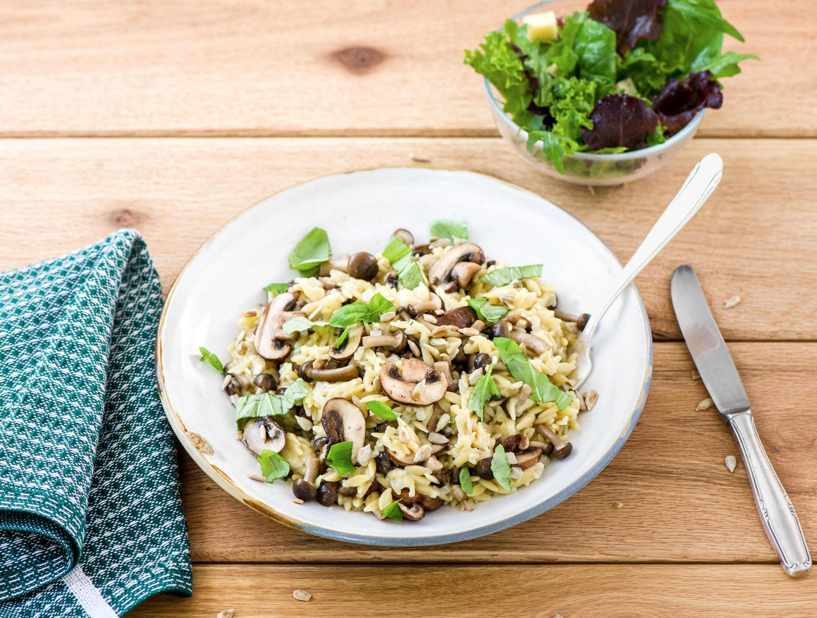 Orzo met gemengde paddenstoelen en kruidenkaasblokjes