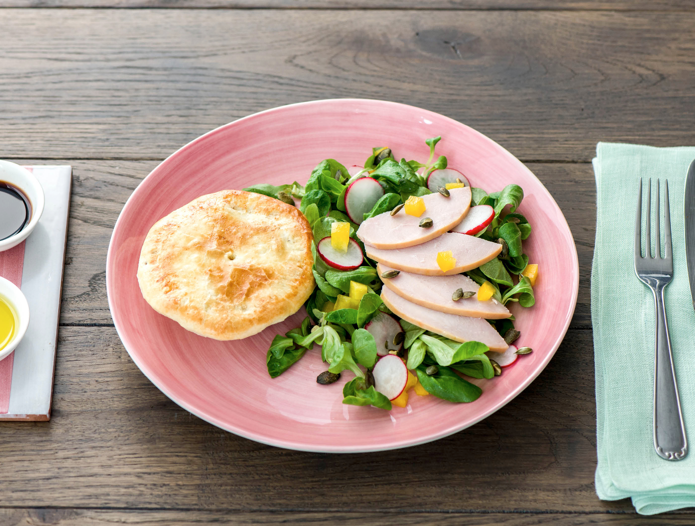 Spinazie-fetapastei met een salade van gerookte kip en radijs