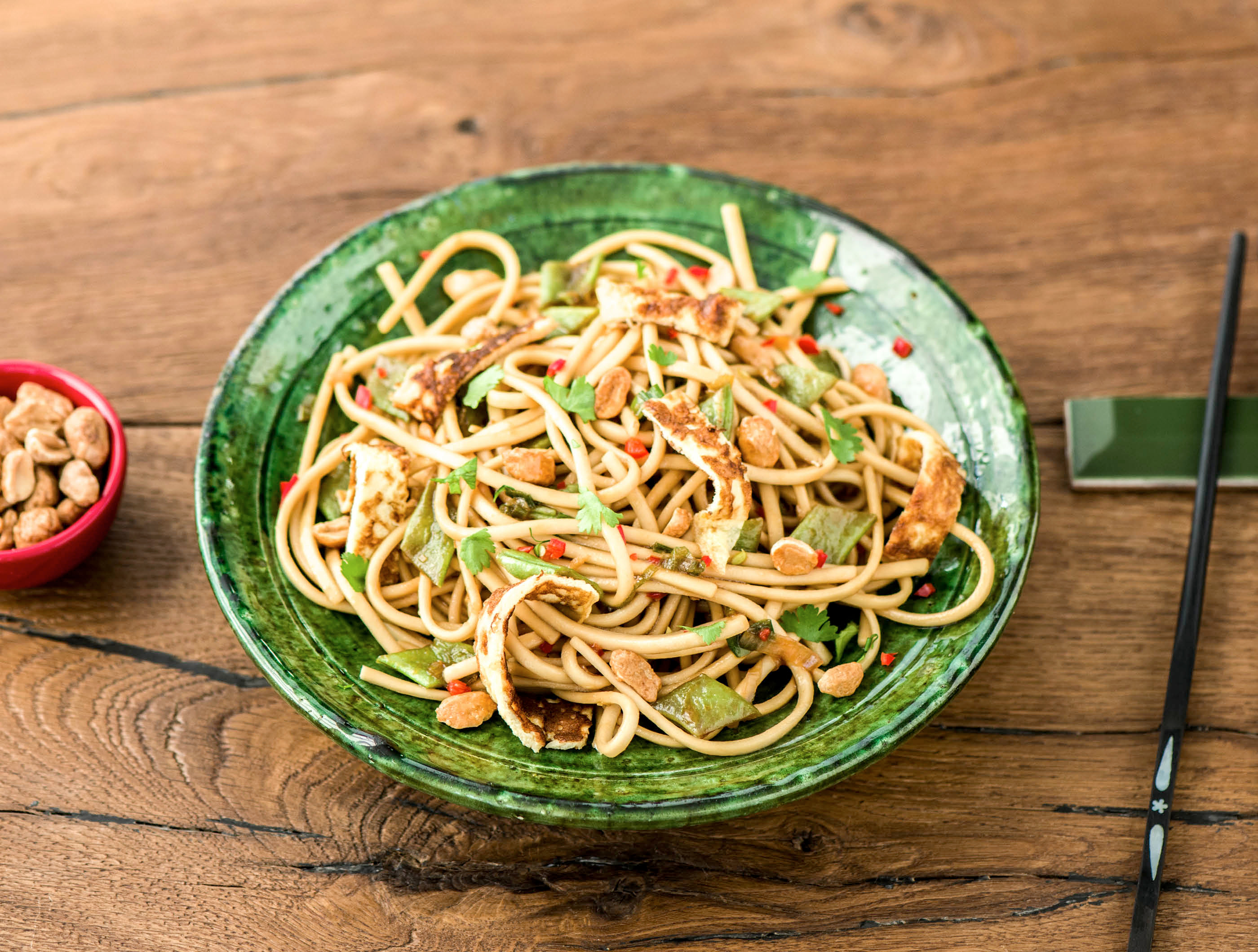 Thaise noedels met snijbonen en zoete honingpinda’s