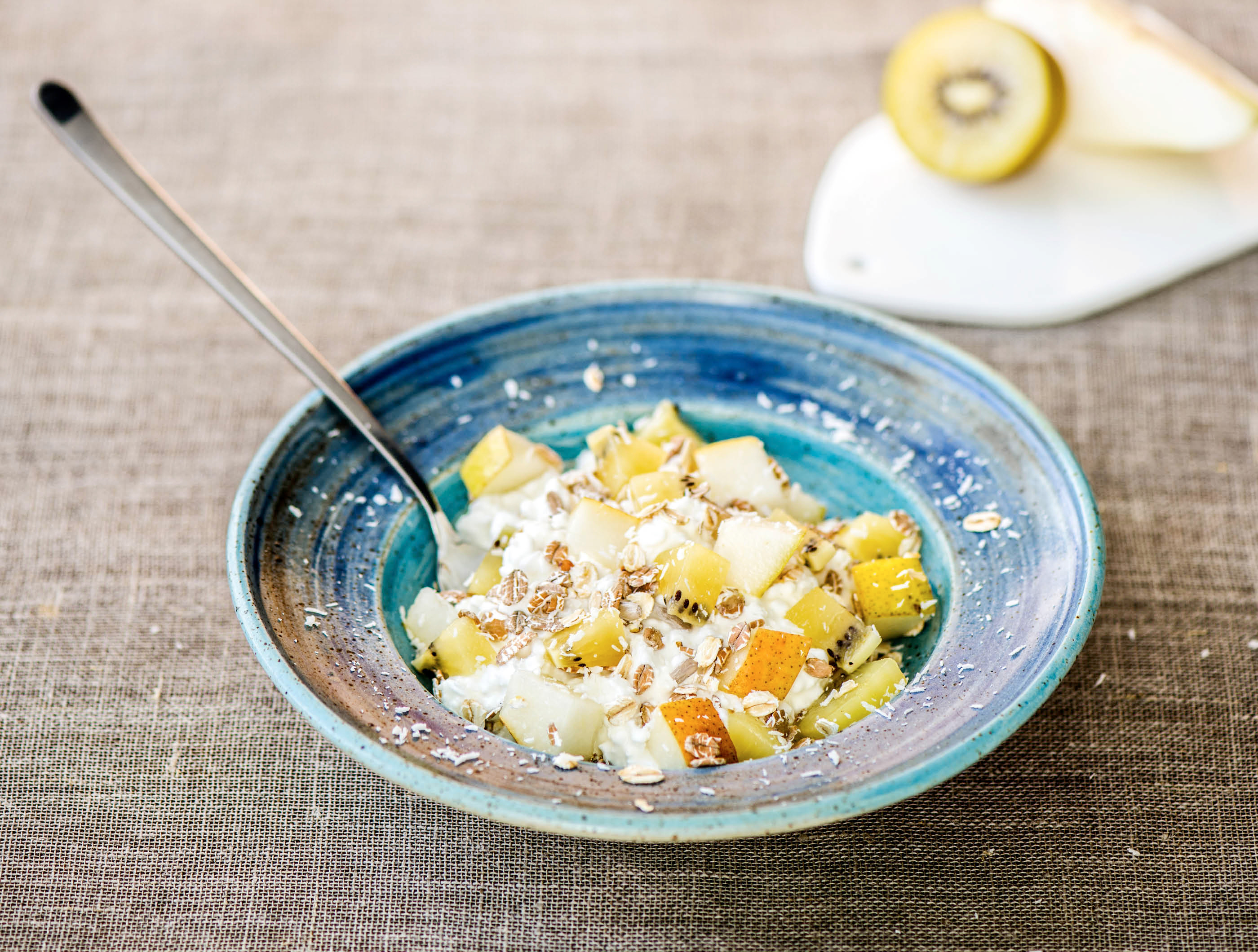 Halfvolle kwark met kiwi, peer en kokos-granola