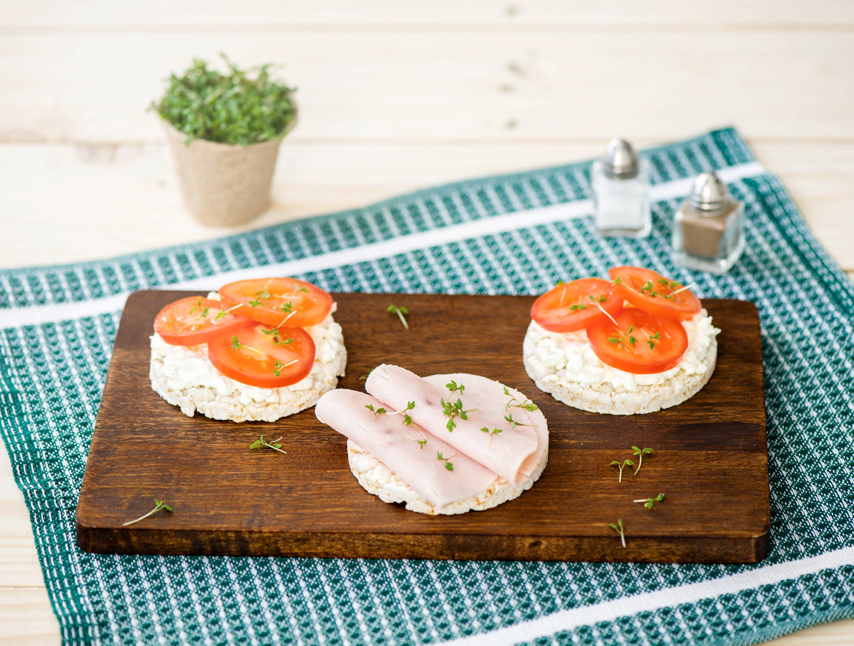 Galettes de riz avec du cottage, du filet de dinde et du cresson