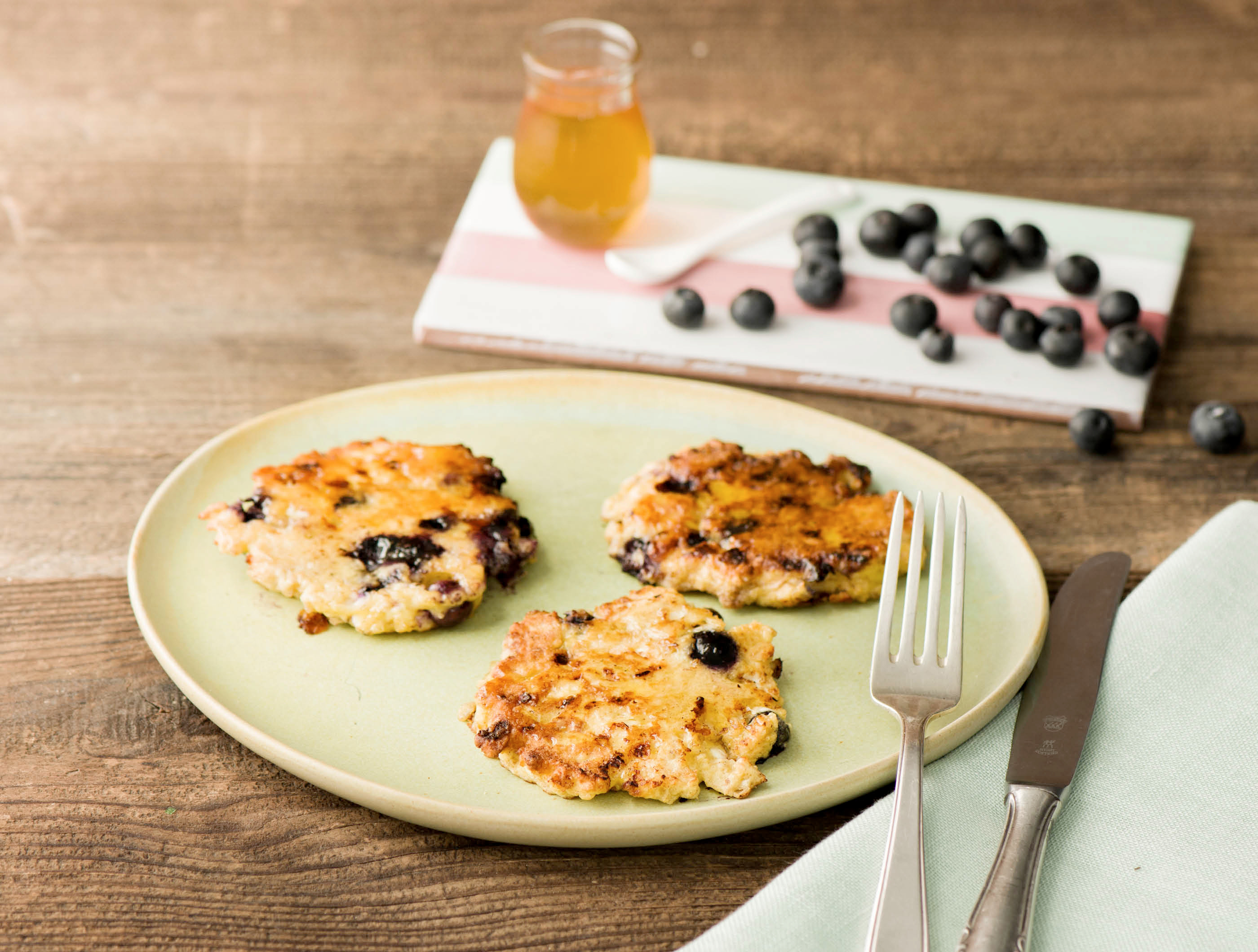 Kwark-havermoutpannenkoeken met blauwe bessen en honing