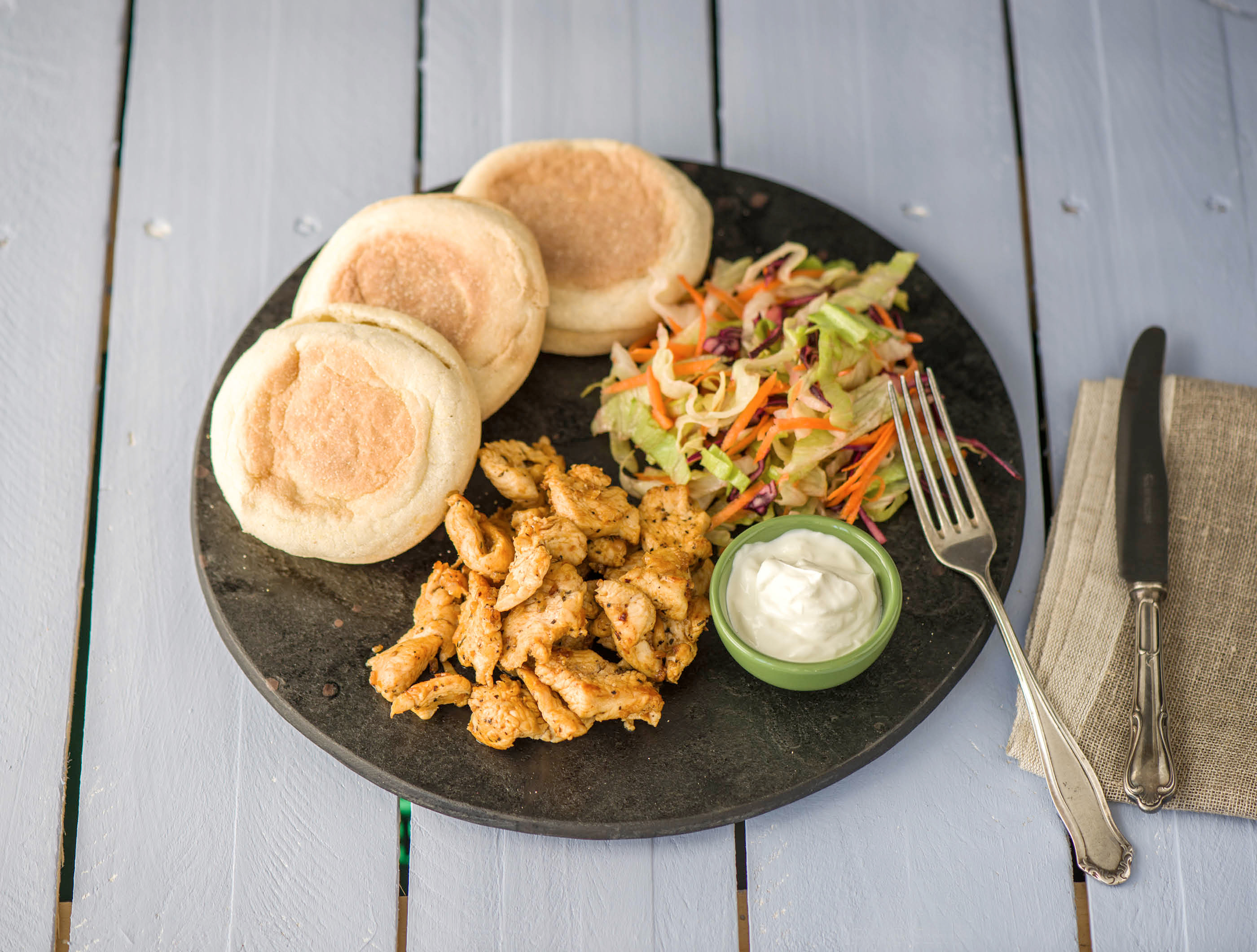 Kruidige kipgyros met pitabroodjes en rodekool