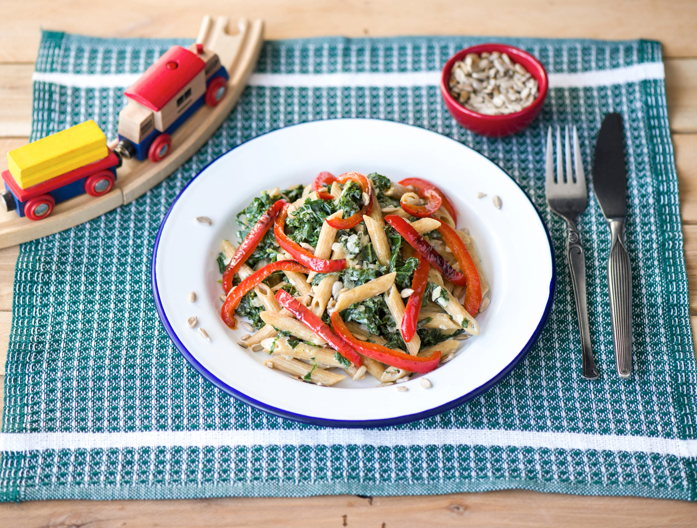 Penne integrale met een saus van boerenkool en roomkaas