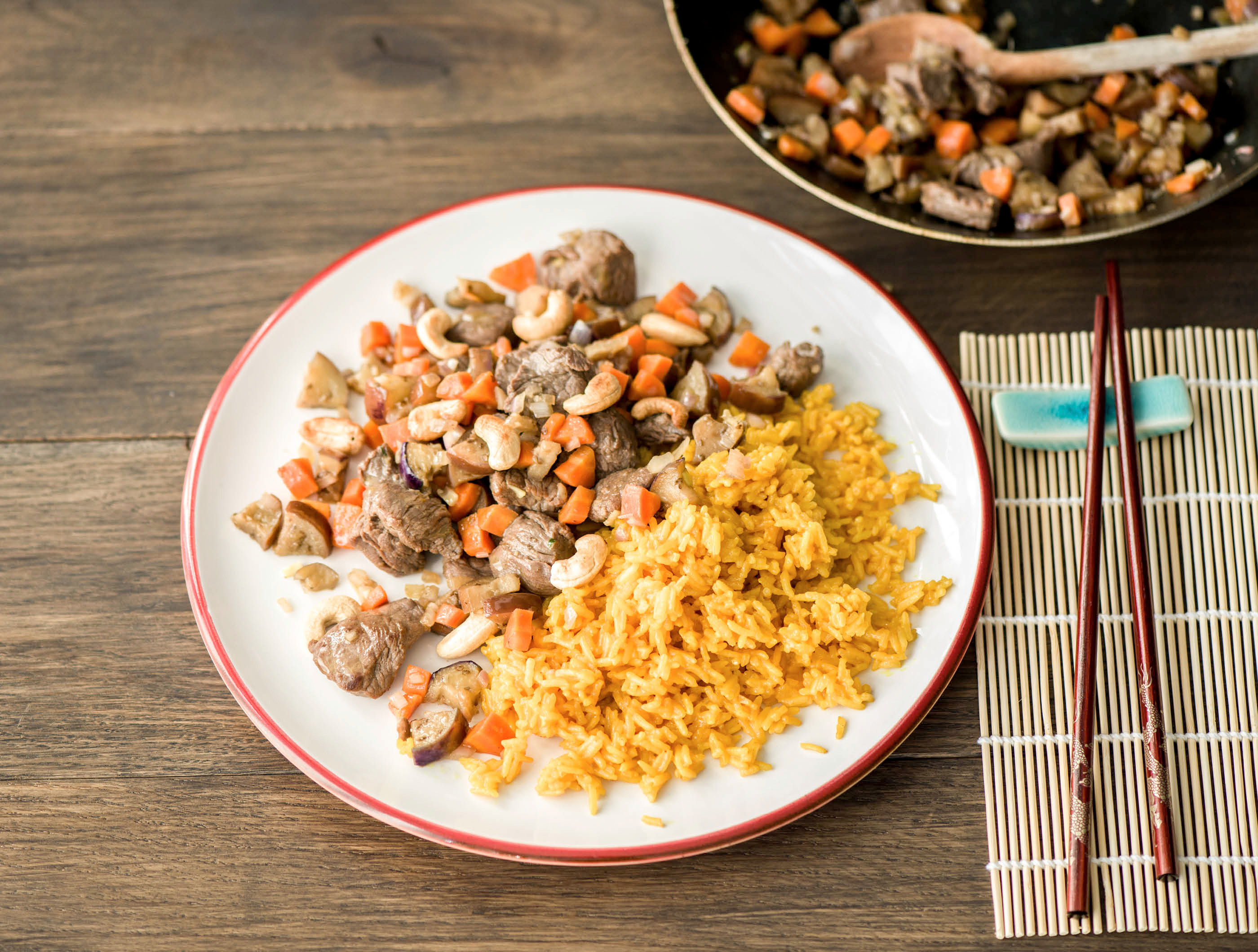 Biefstukpuntjes met paarse aubergine en Surinaamse rijst
