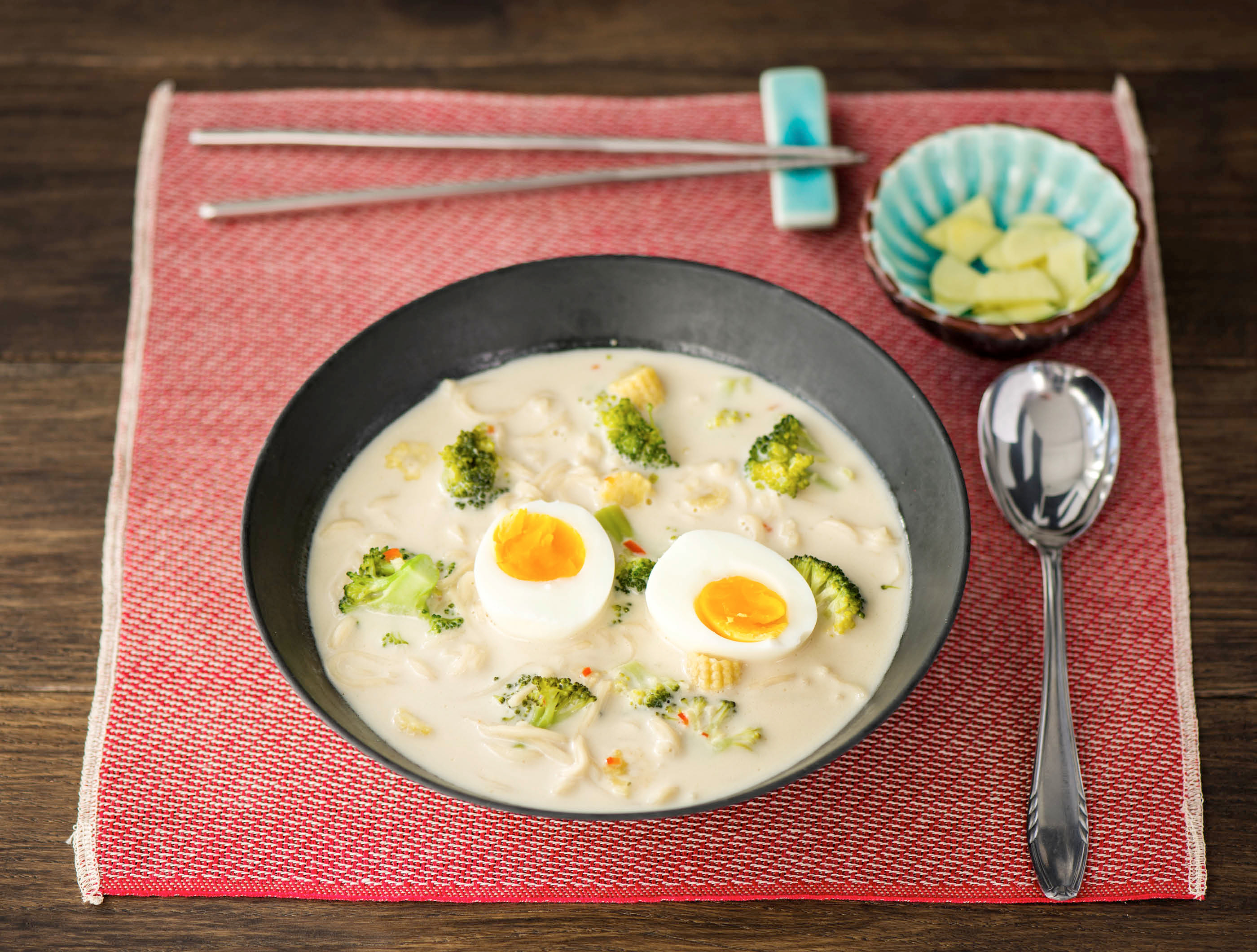 Oosterse kokossoep met broccoli, minimaïs en noedels