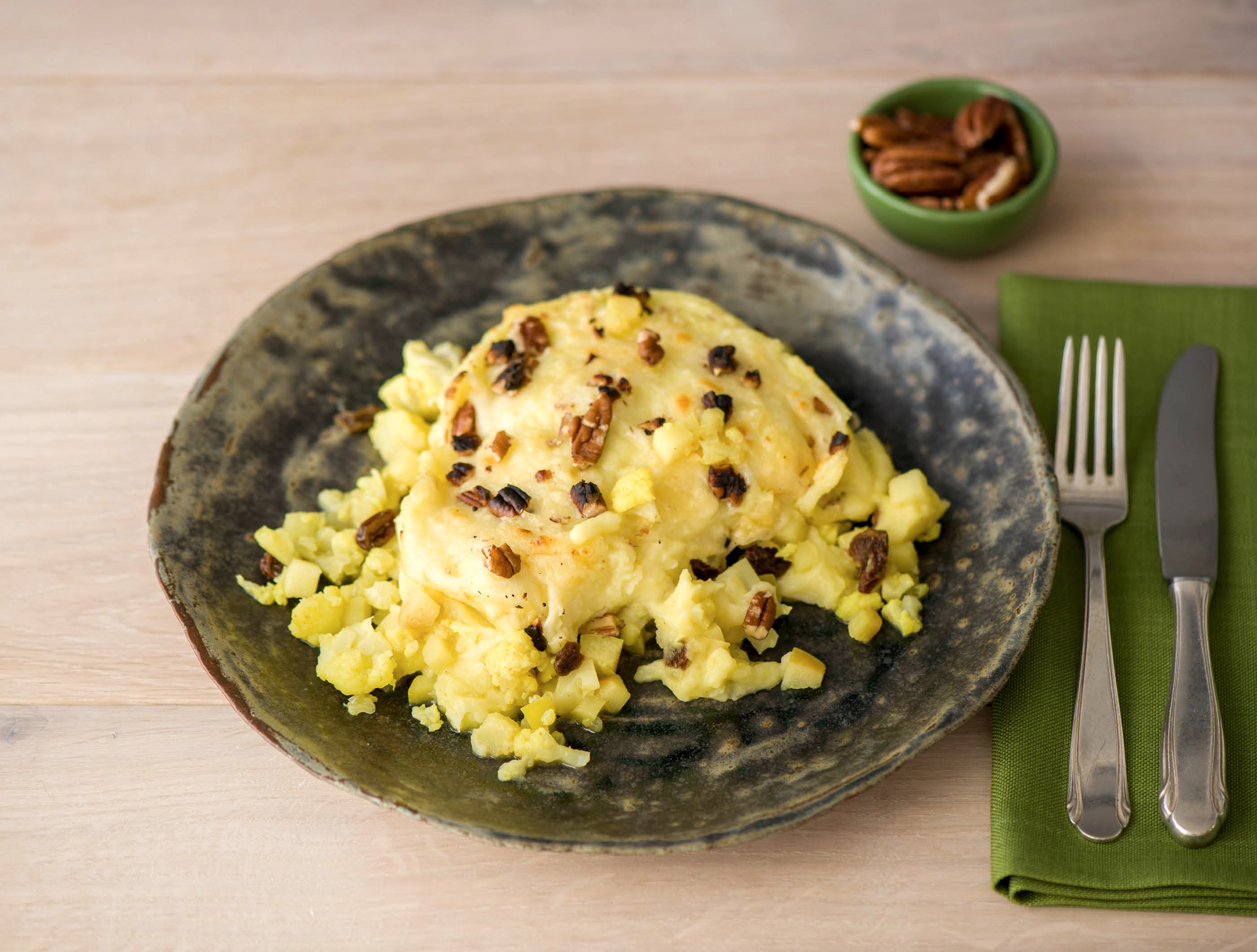 Bloemkool-aardappelschotel met appel en rozijnen