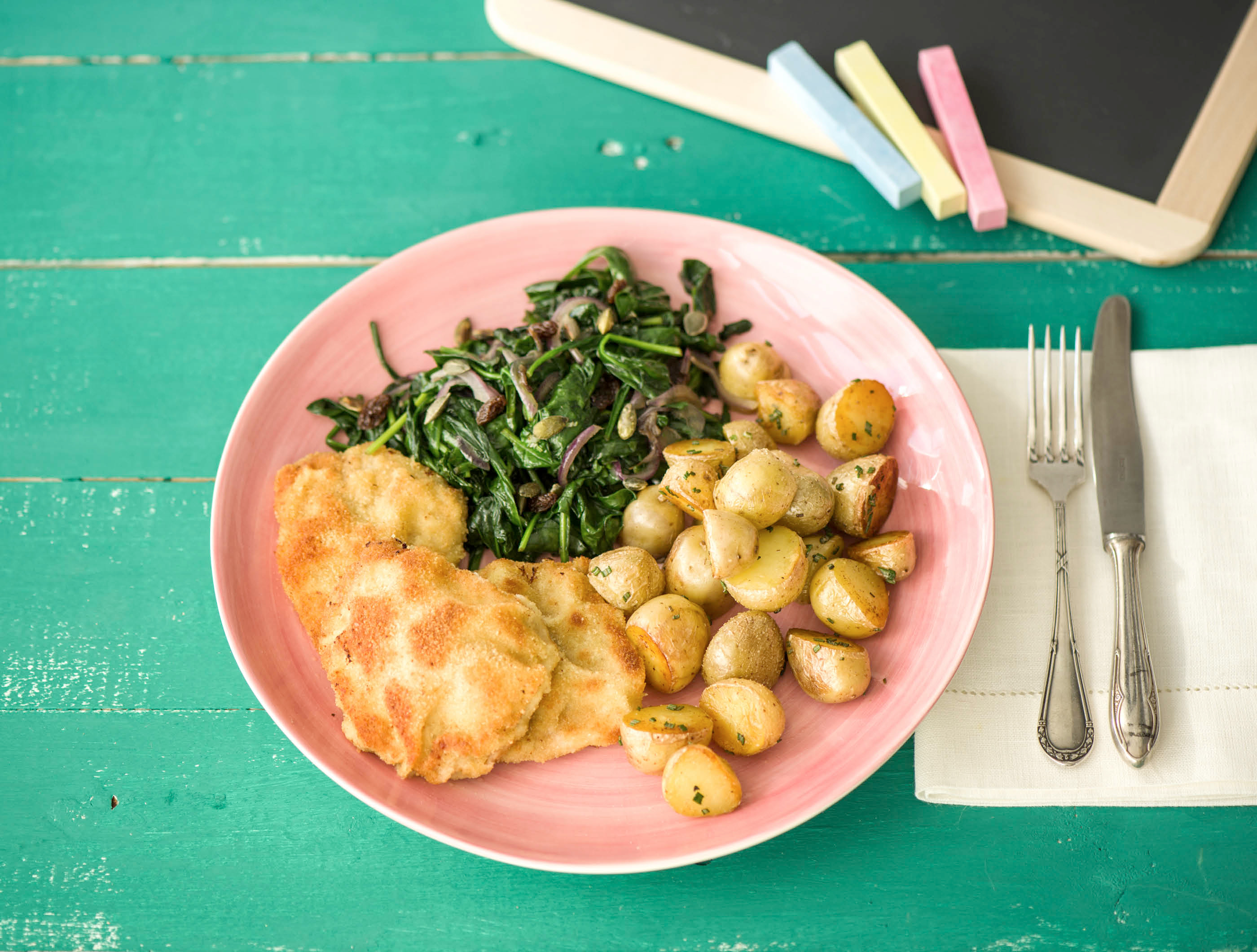 Schnitzeltjes met krieltjes en Popeye-spinazie