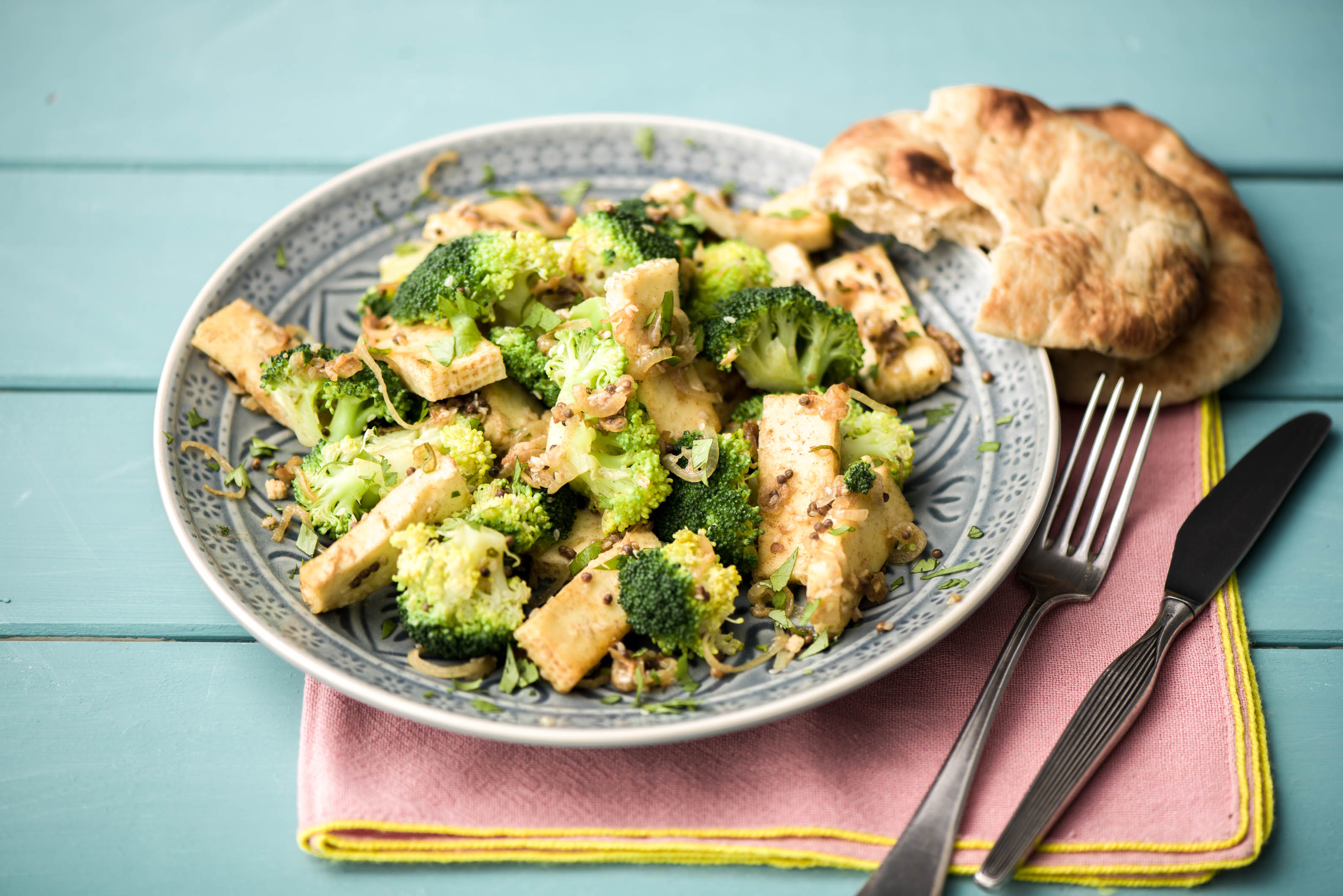 Indische Paneer-Pfanne mit Brokkoli,