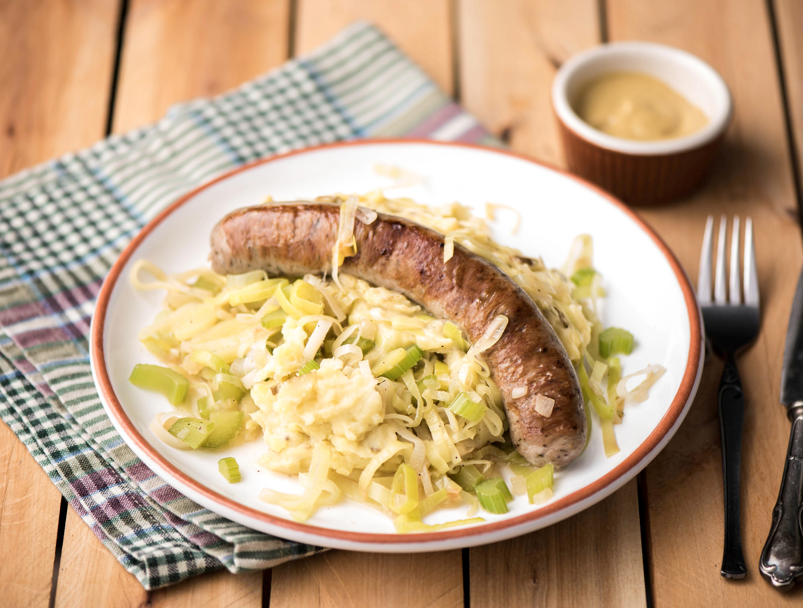 Herfststoof van in bokbier gestoofde prei met worst van Brandt & Levie