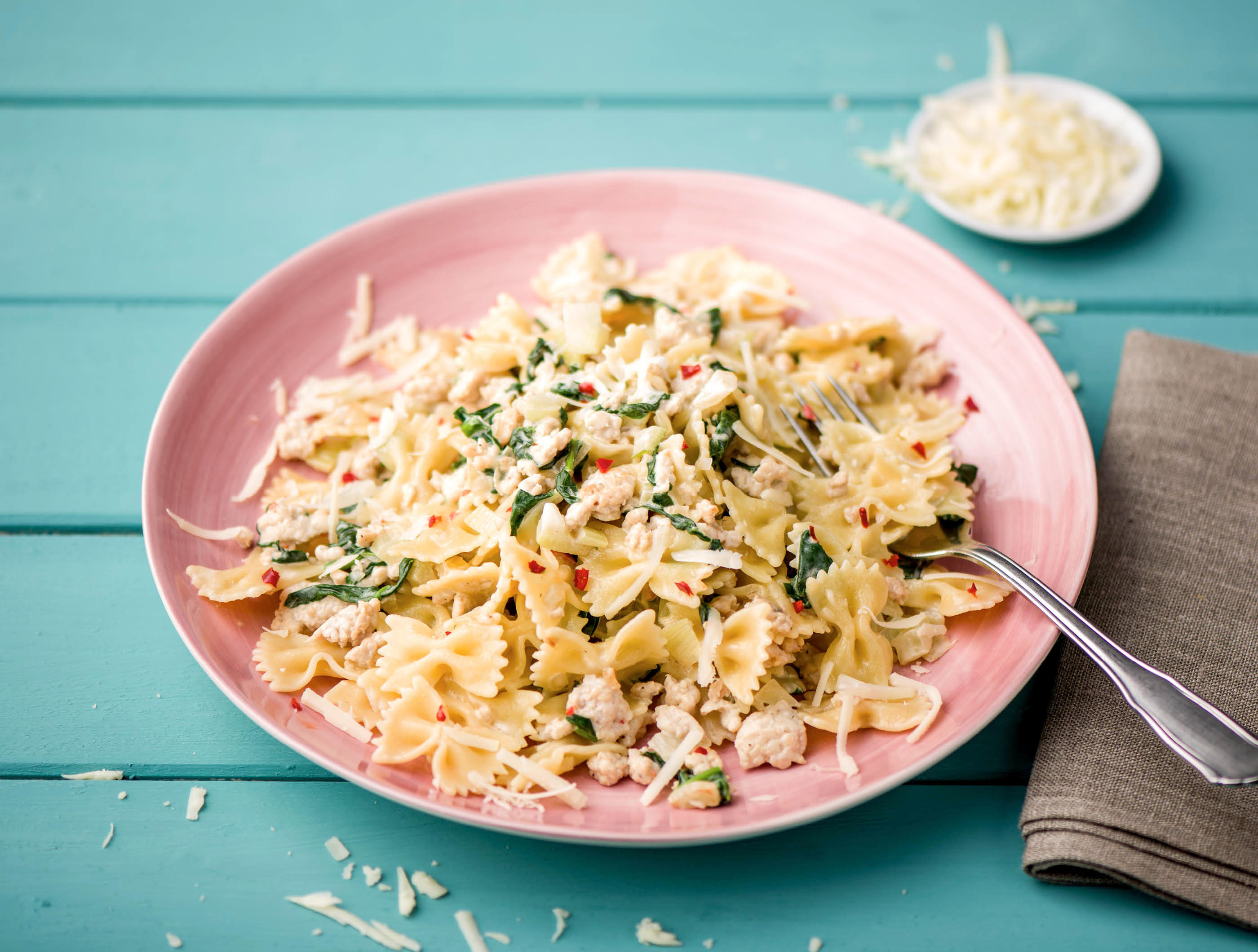 Pittige farfalle met gekruid kipgehakt, venkel en spinazie