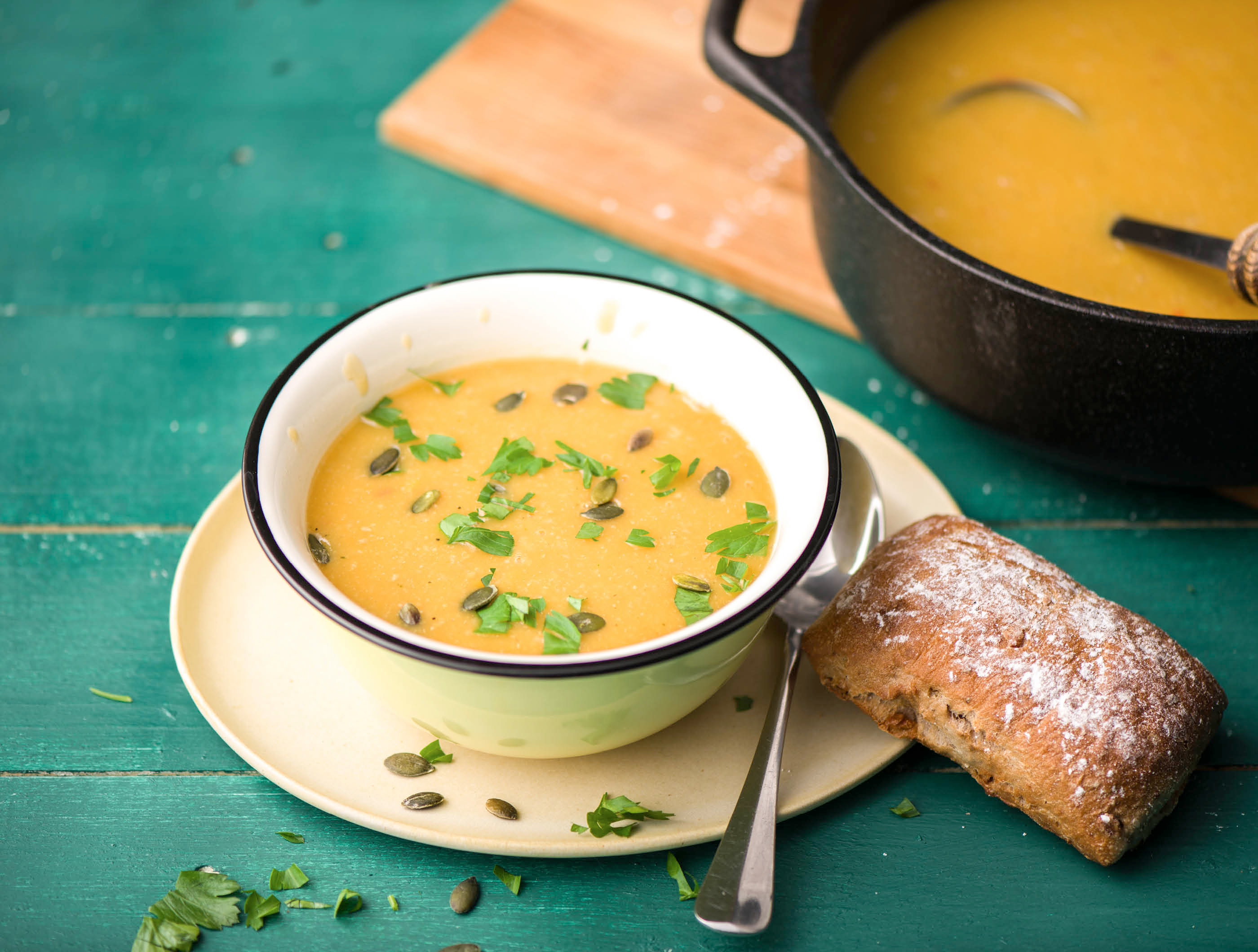 Pompoen-kikkererwtensoep met bruine ciabatta