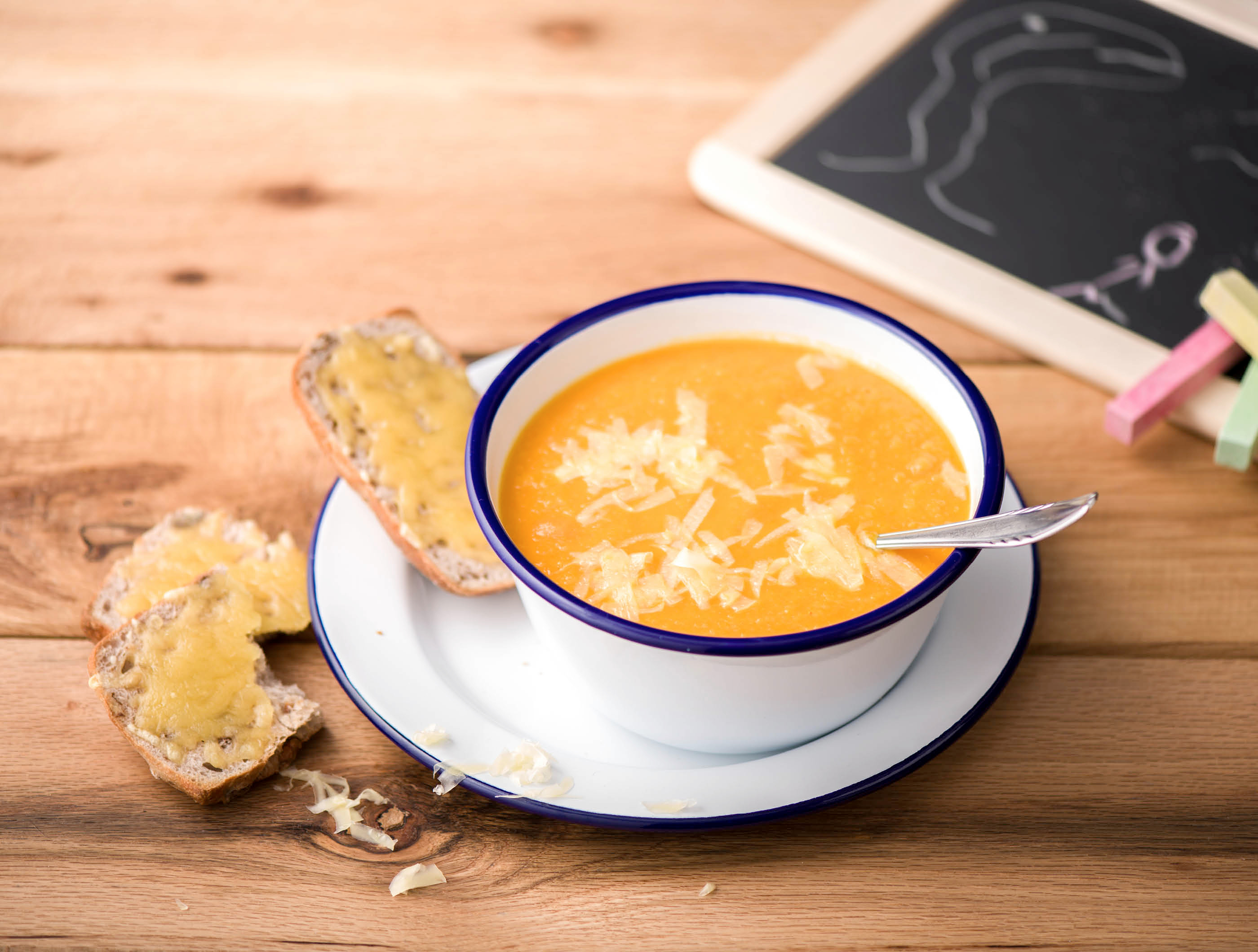 Oranje soep met spinazie-kaasbroodje